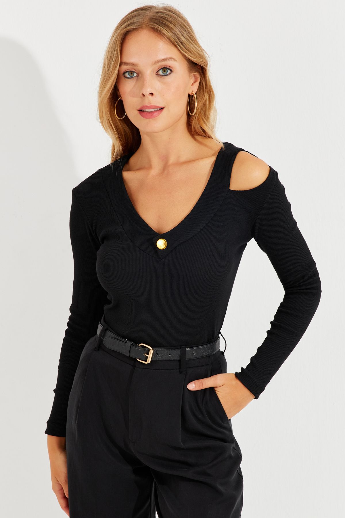 Cool & Sexy Kadın Siyah Düğme Aksesuarlı Pencereli Kaşkorse Bluz EY2553