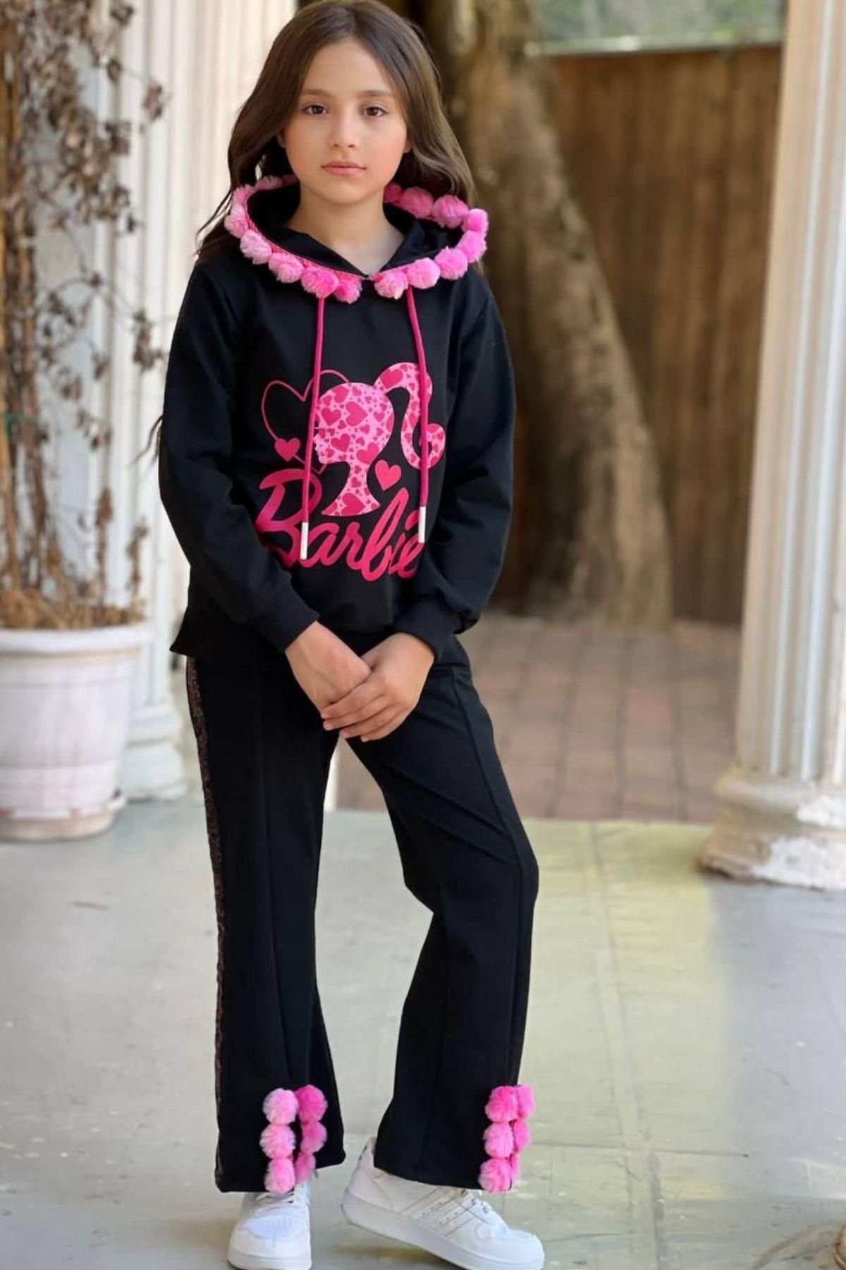 Riccotarz Kız Çocuk Barbie Baskılı Parlak Şerit ve Ponpon Detaylı Siyah Eşofman Takım