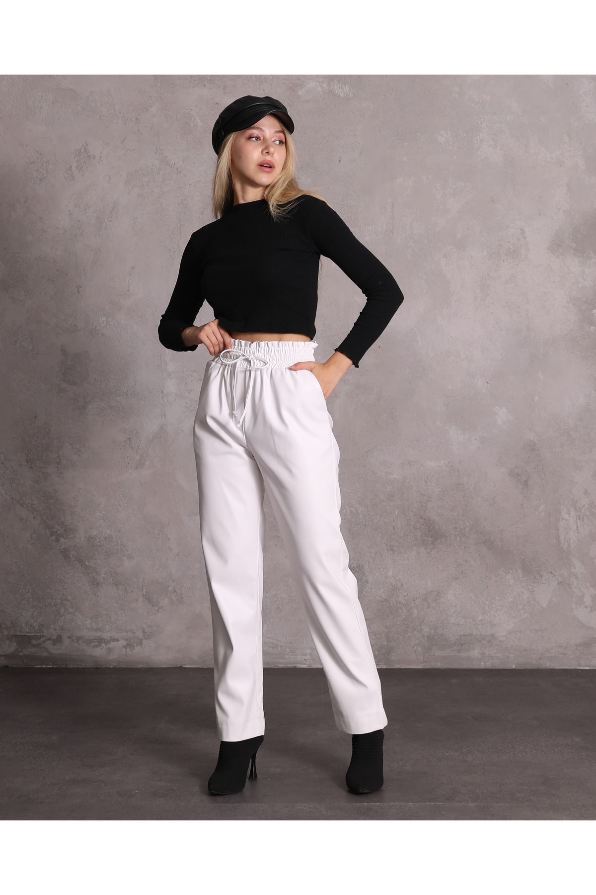 1Moda1Tarz Kadın Beyaz Yüksek Bel Lastik Ve Bağcık Detaylı Suni Deri Pantolon