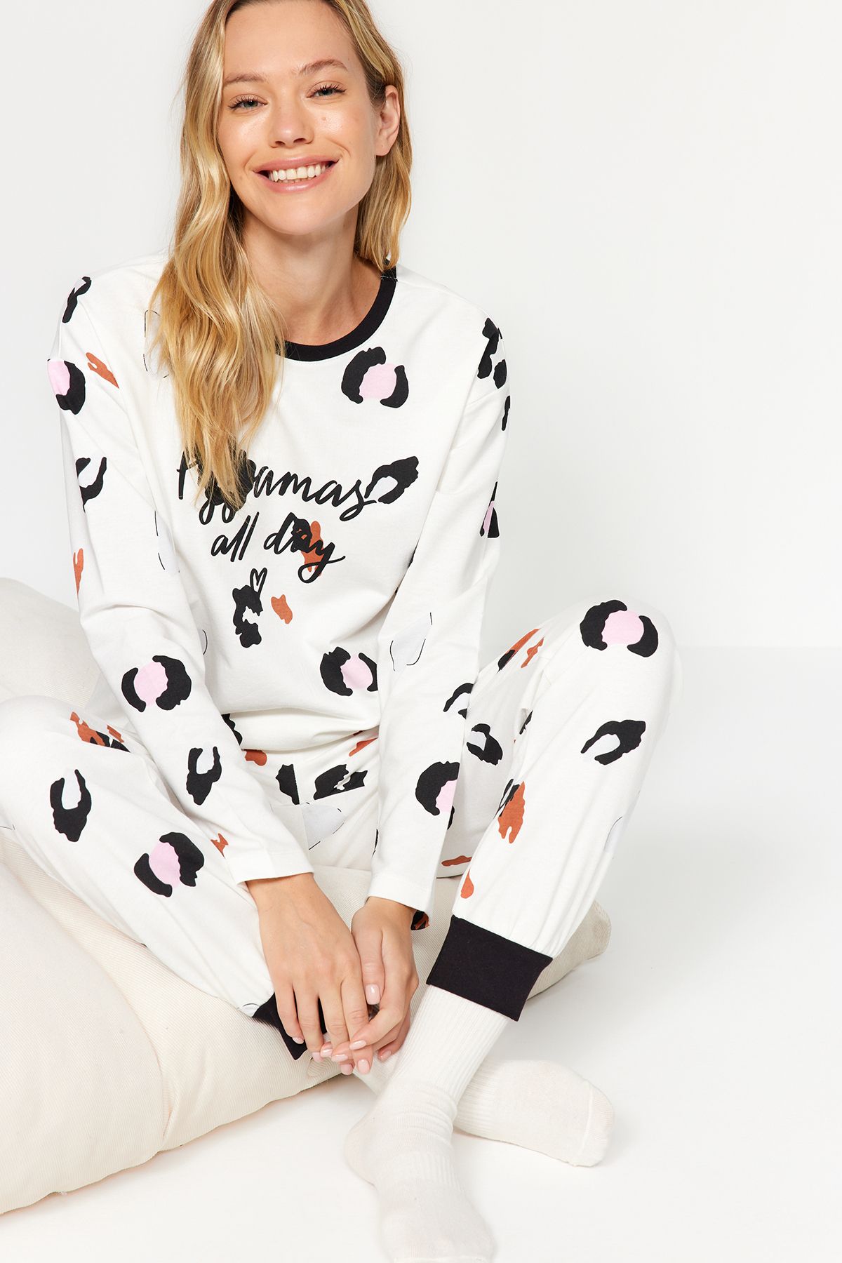 TRENDYOLMİLLA Beyaz %100 Pamuk Leopar Desenli Sloganlı Tshirt-Jogger Örme Pijama Takımı THMAW24PT00211