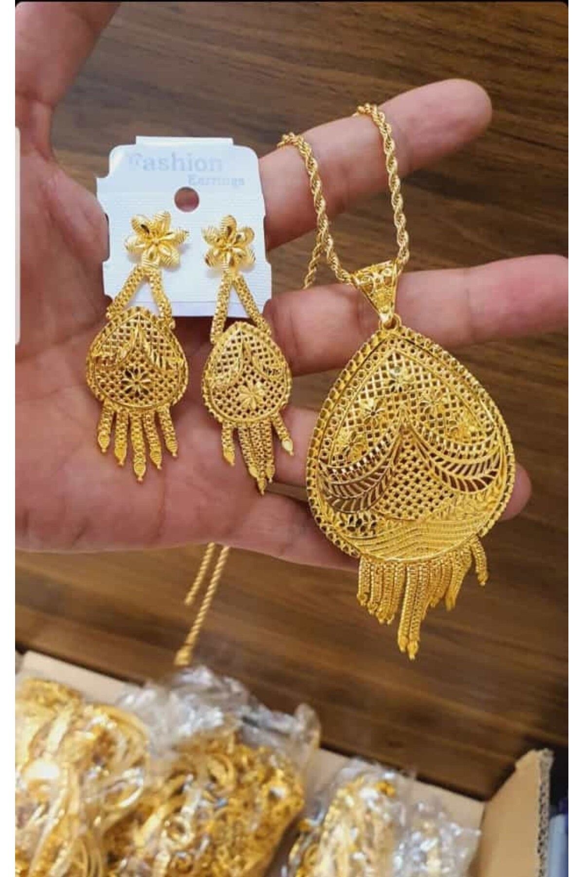 DİA TAKI 22 ayar altın kaplama hint kolye ve küpe seti zinciriyle birlikte