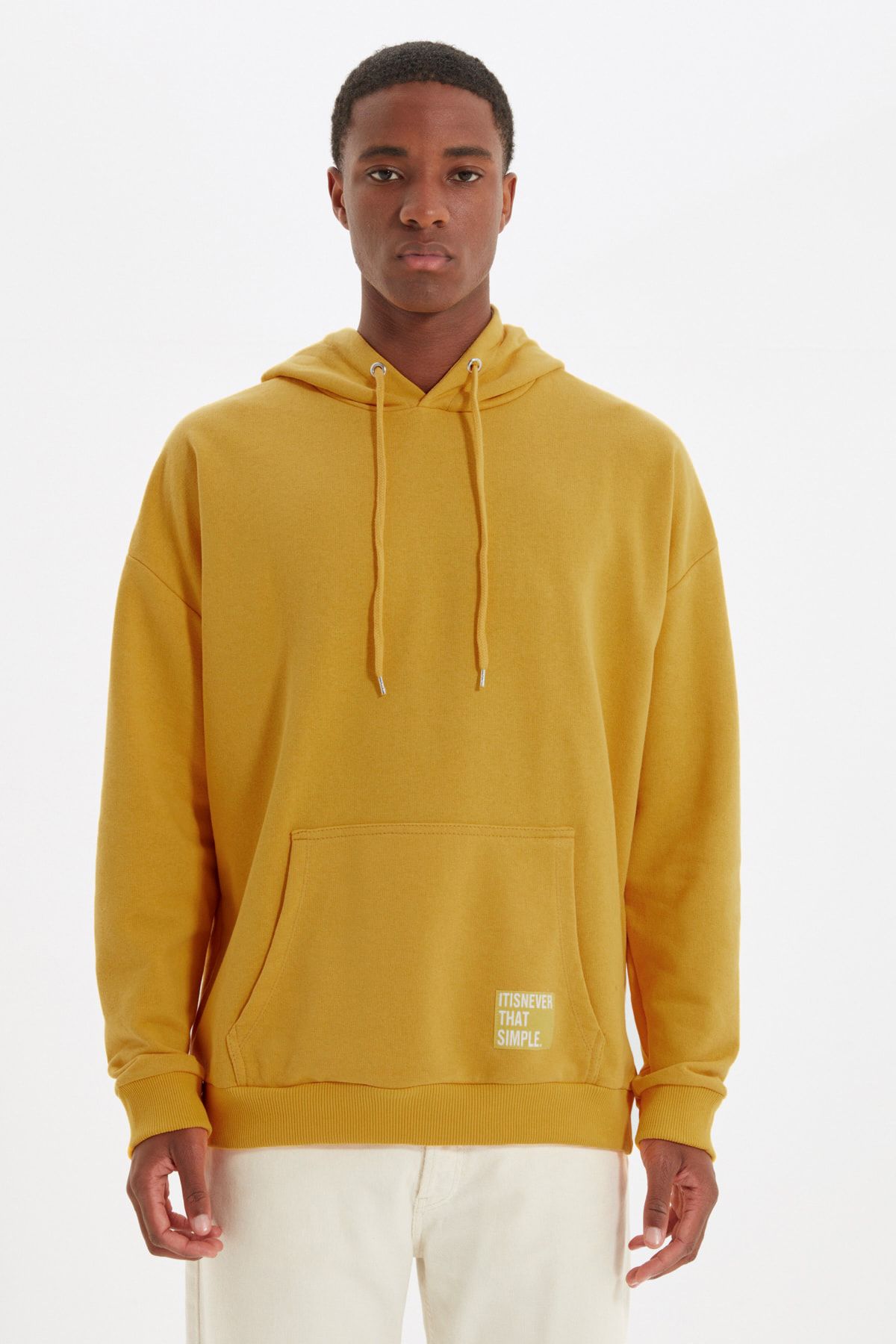 TRENDYOL MAN Basic Sarı  Oversize/Geniş Kesim Kapüşonlu Etiketli İçi Polar Pamuklu Sweatshirt TMNAW21SW2005