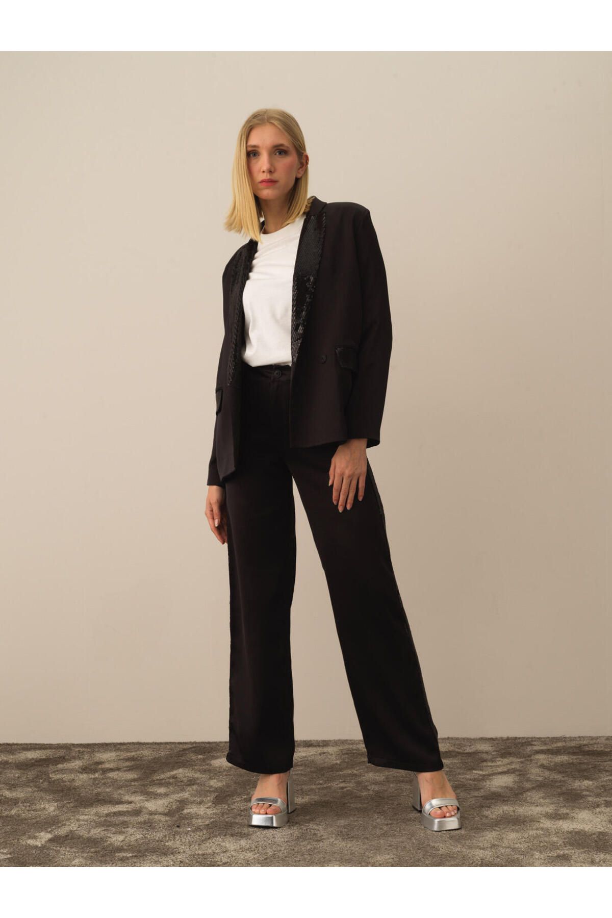 Xint Kadın Siyah Regular Fit Yakası Pullu Ceket