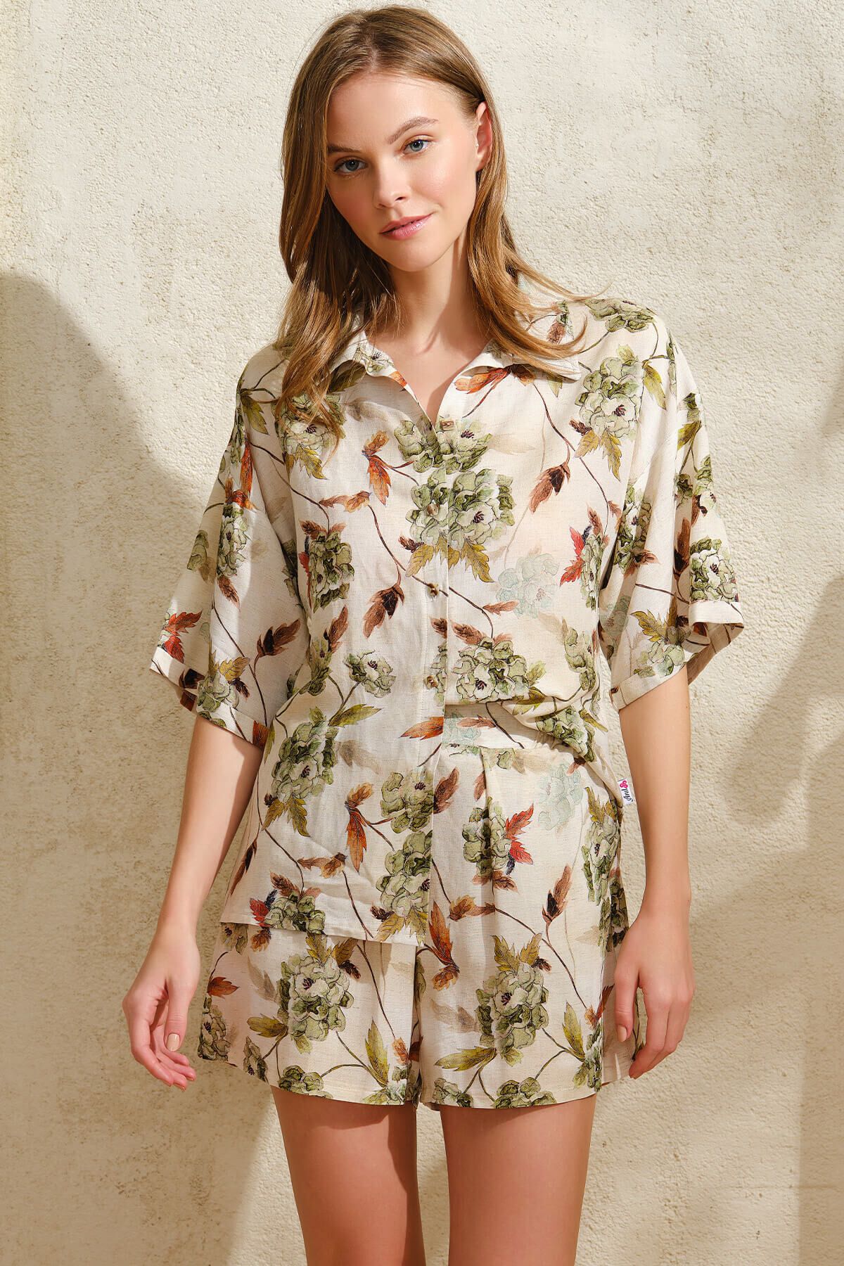 Anıl Kısa Yarım Kol V Yaka Kadın Viskon Çiçek Desenli Yazlık Kısa Düğmeli Pijama Takımı Anıl 9830