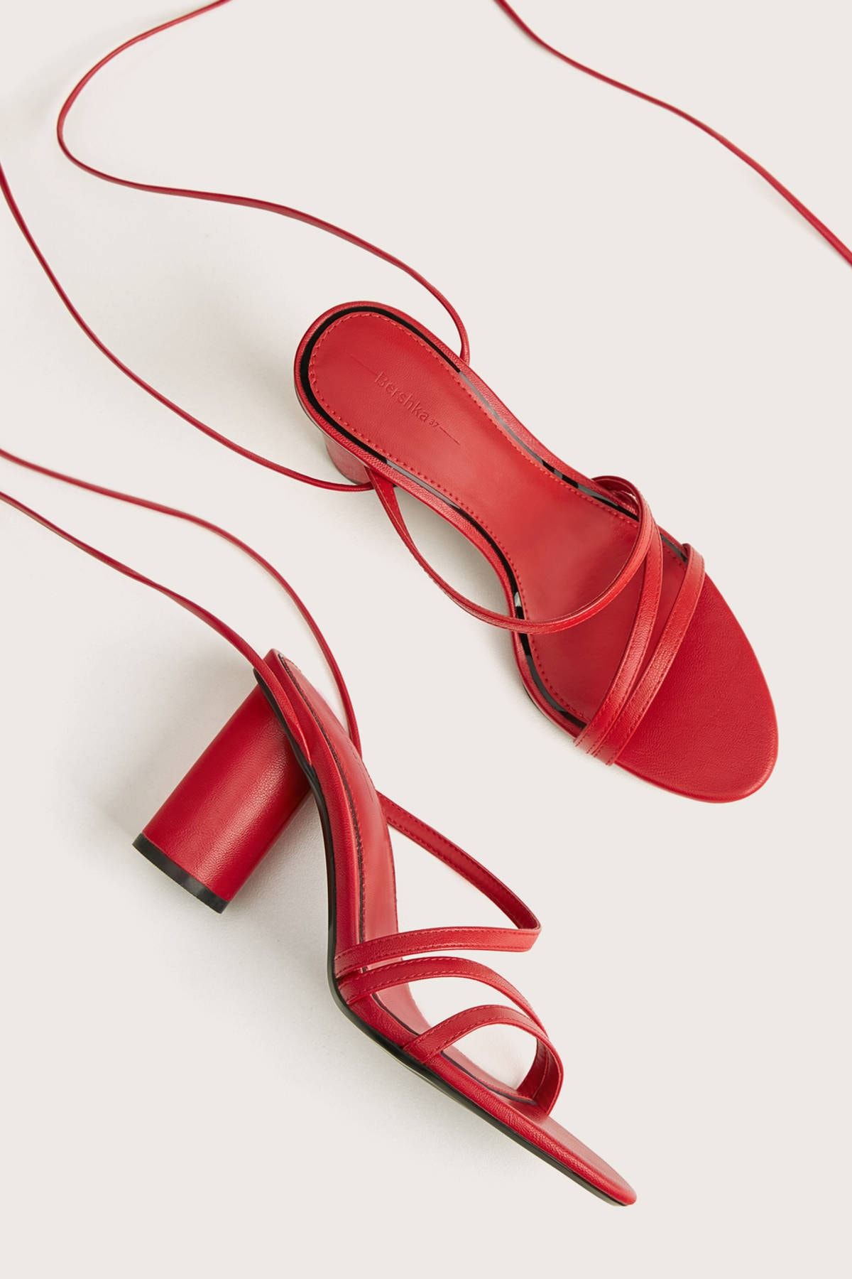 Bershka Kadın Kırmızı Bağcıklı Ve Bantlı Blok Topuklu Sandalet 11715560