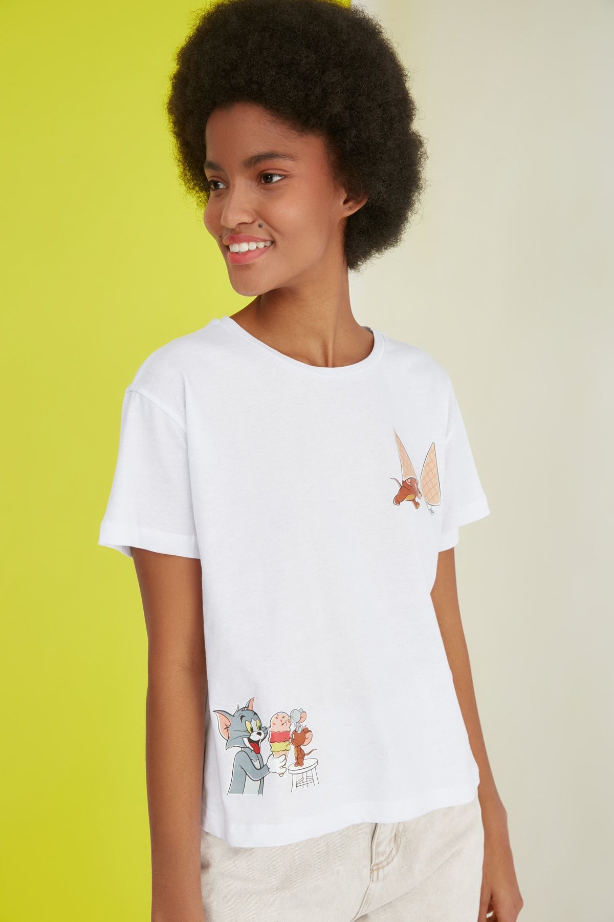 TRENDYOLMİLLA Beyaz Lisanslı Tom & Jerry Baskılı Semifitted Örme T-Shirt TWOSS21TS2161