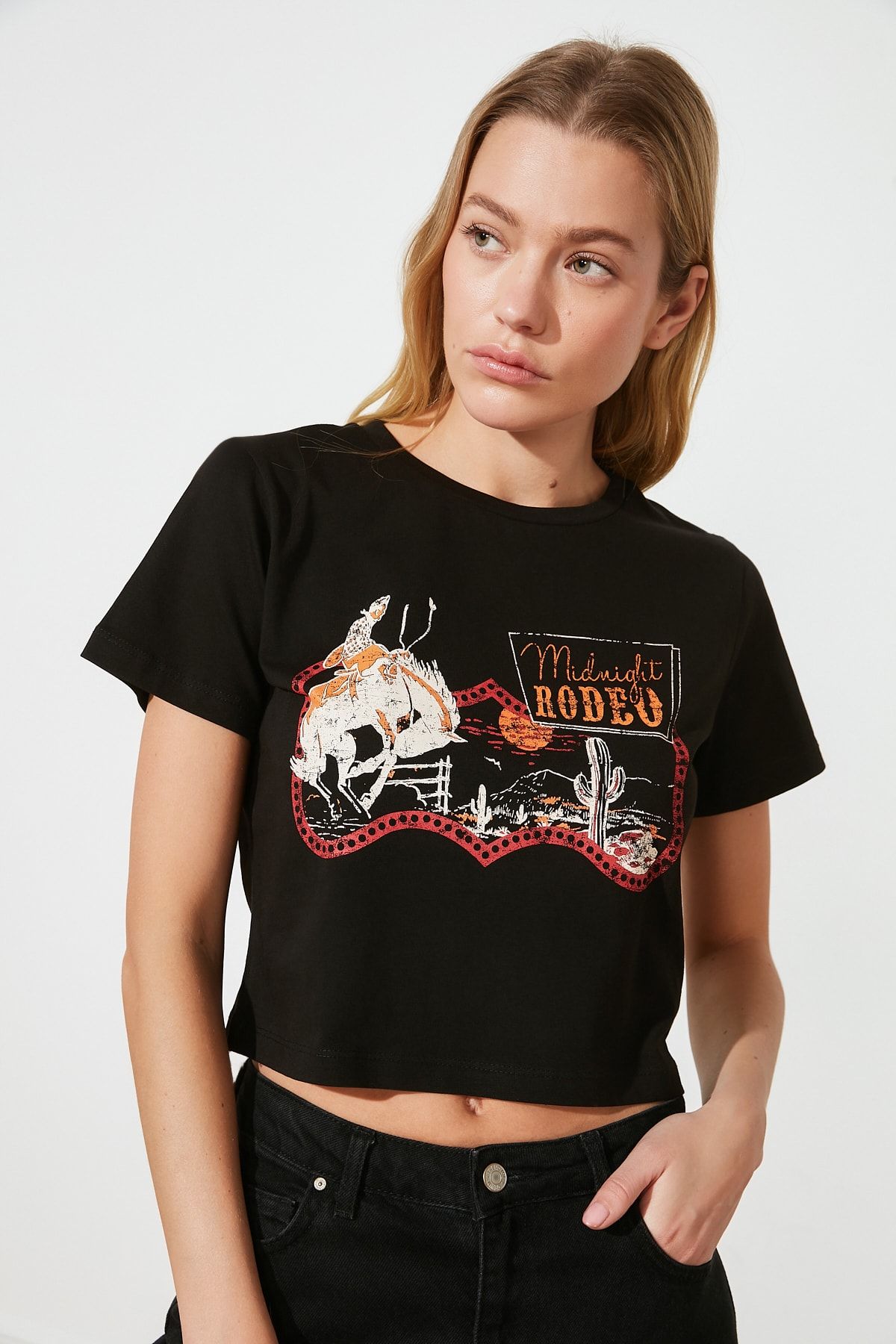 TRENDYOLMİLLA Siyah Baskılı Crop Örme T-Shirt TWOSS21TS1873