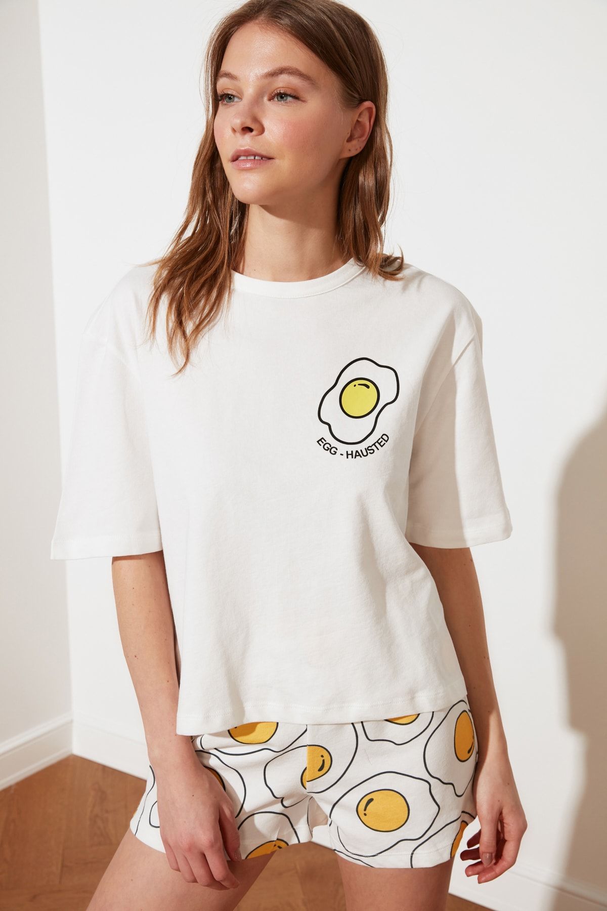 TRENDYOLMİLLA Beyaz Yumurta Desenli Örme Pijama Takımı THMSS21PT0961