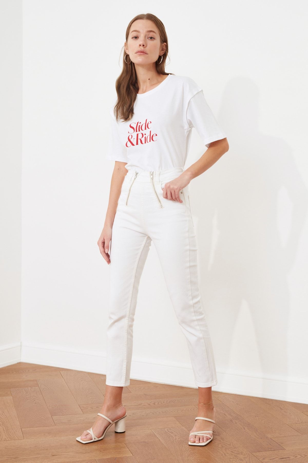 TRENDYOLMİLLA Beyaz Fermuar Detaylı Yüksek Bel Skinny Jeans TWOSS21JE0611
