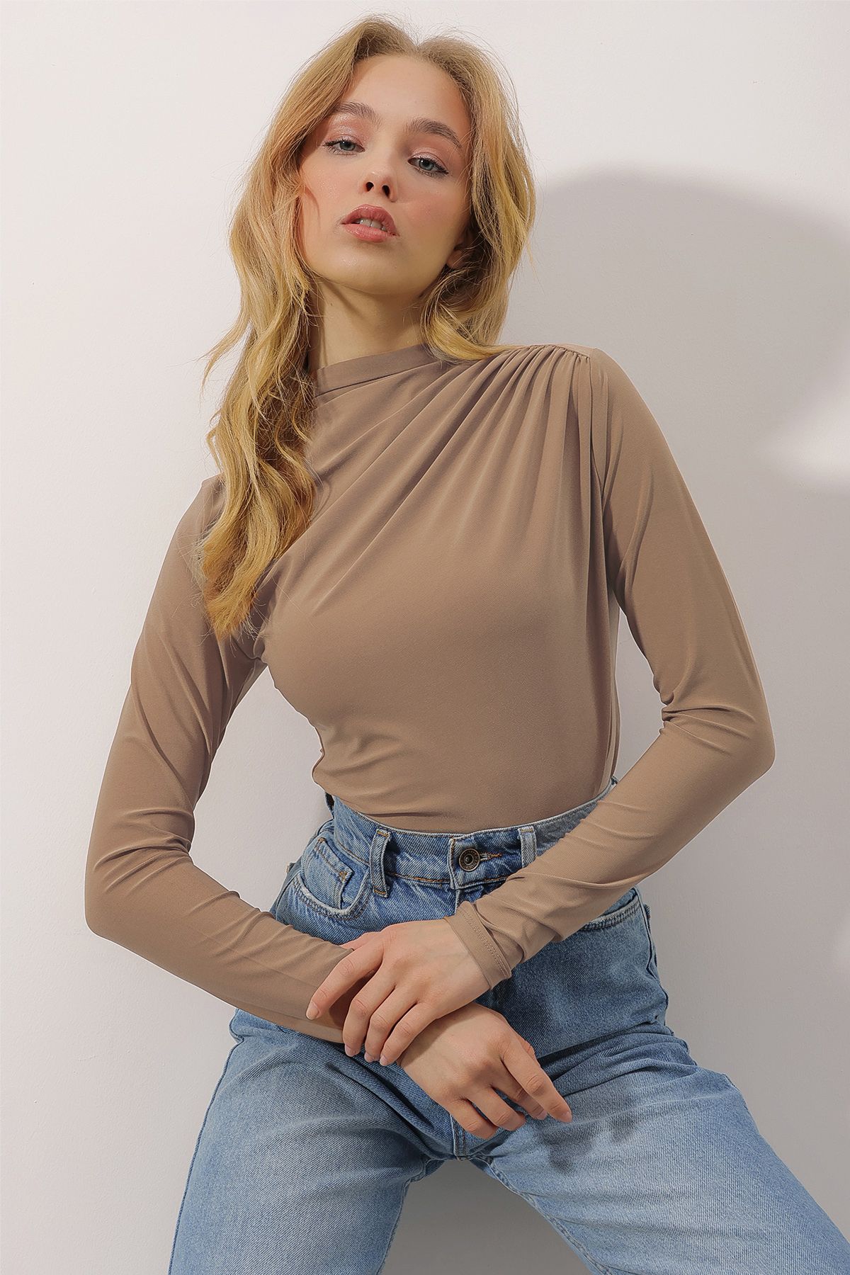 Trend Alaçatı Stili Kadın Sütlü Kahve Dik Yaka Omzu Drapeli Sandy Crop Bluz ALC-X9554