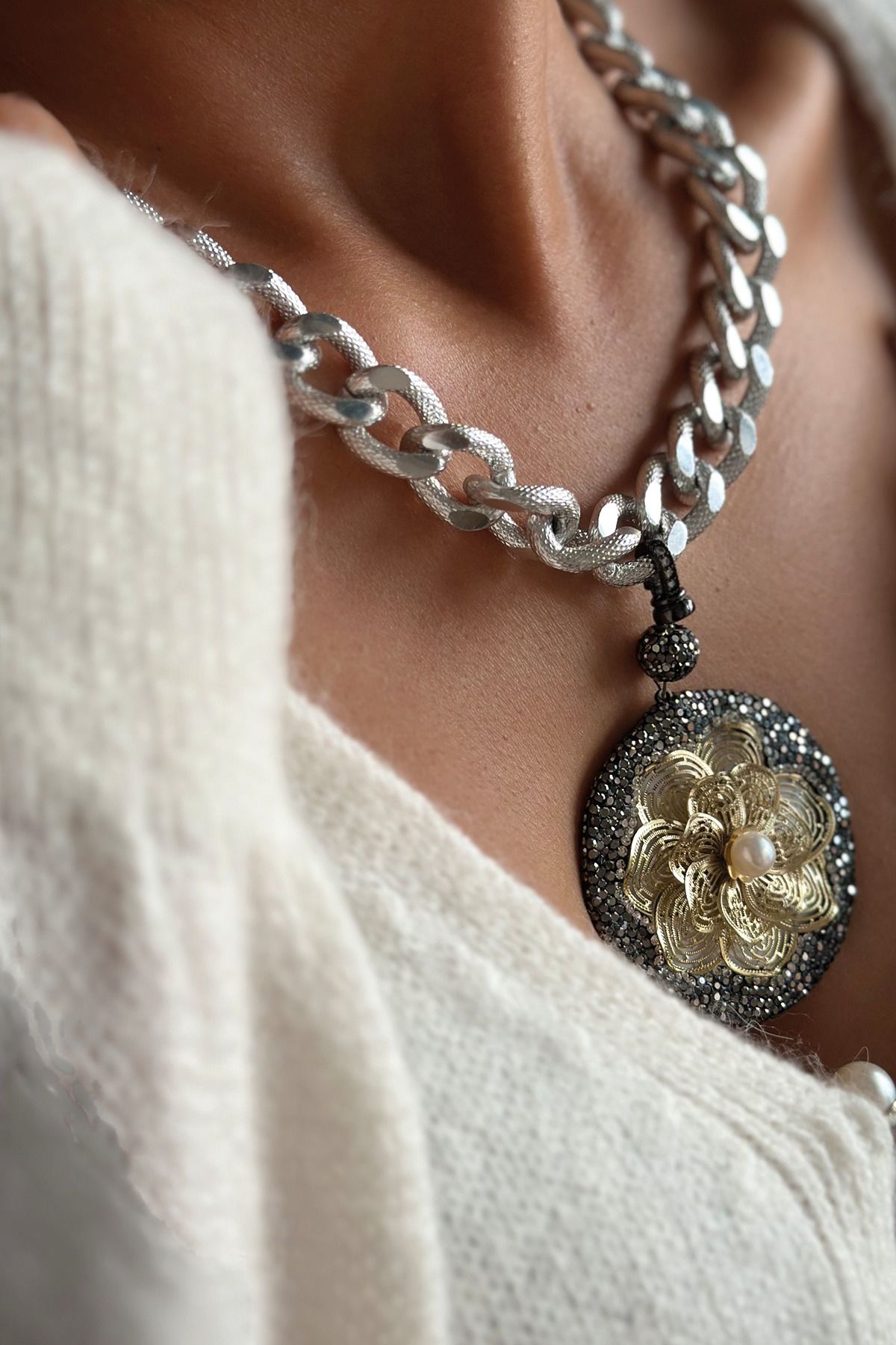 Luce Estiva Jewellery Özel Tasarım Inci Detaylı Pirinç Gümüş Renk Kolye