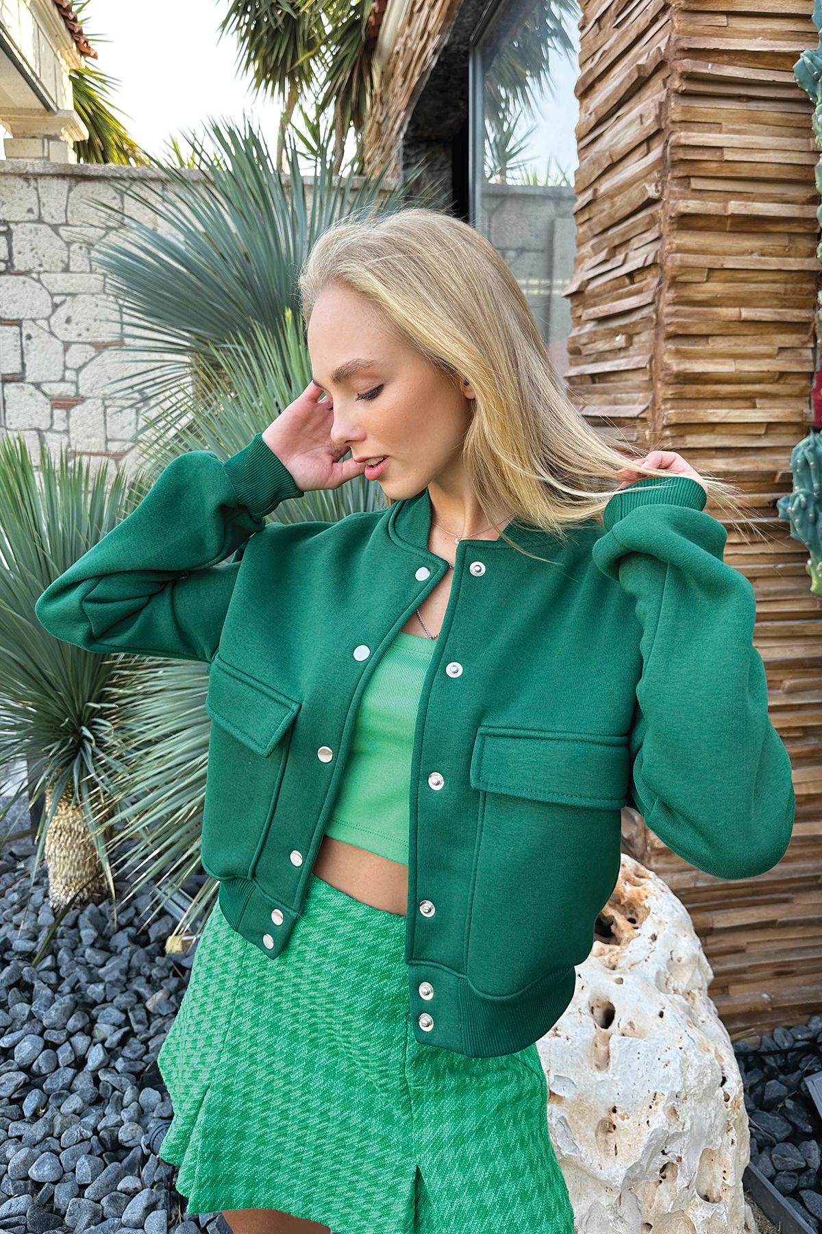 Trend Alaçatı Stili Kadın Yeşil Çıtçıt Kapamalı Çift Cepli İçi Şardonlu Crop Ceket ALC-X10940