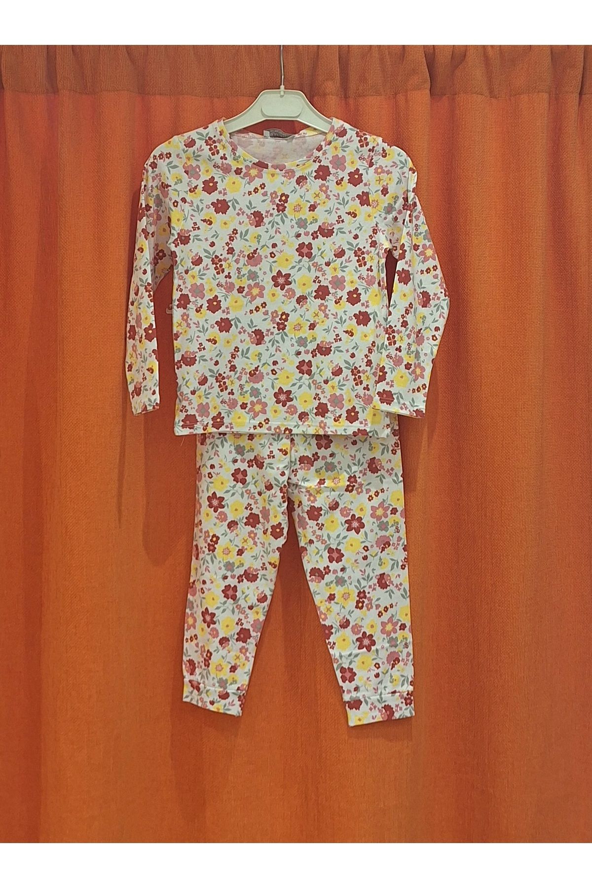 Macawi Renkli Çiçekli Pijama Takımı