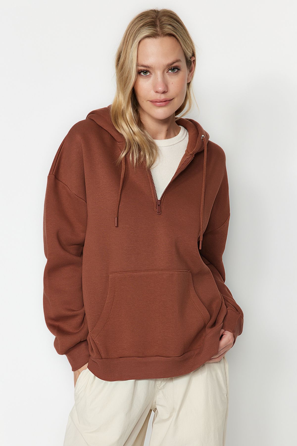 TRENDYOLMİLLA Açık Kahverengi Kalın İçi Polarlı Kapüşonlu Fermuarlı Basic Oversize Örme Sweatshirt TWOAW24SW00144