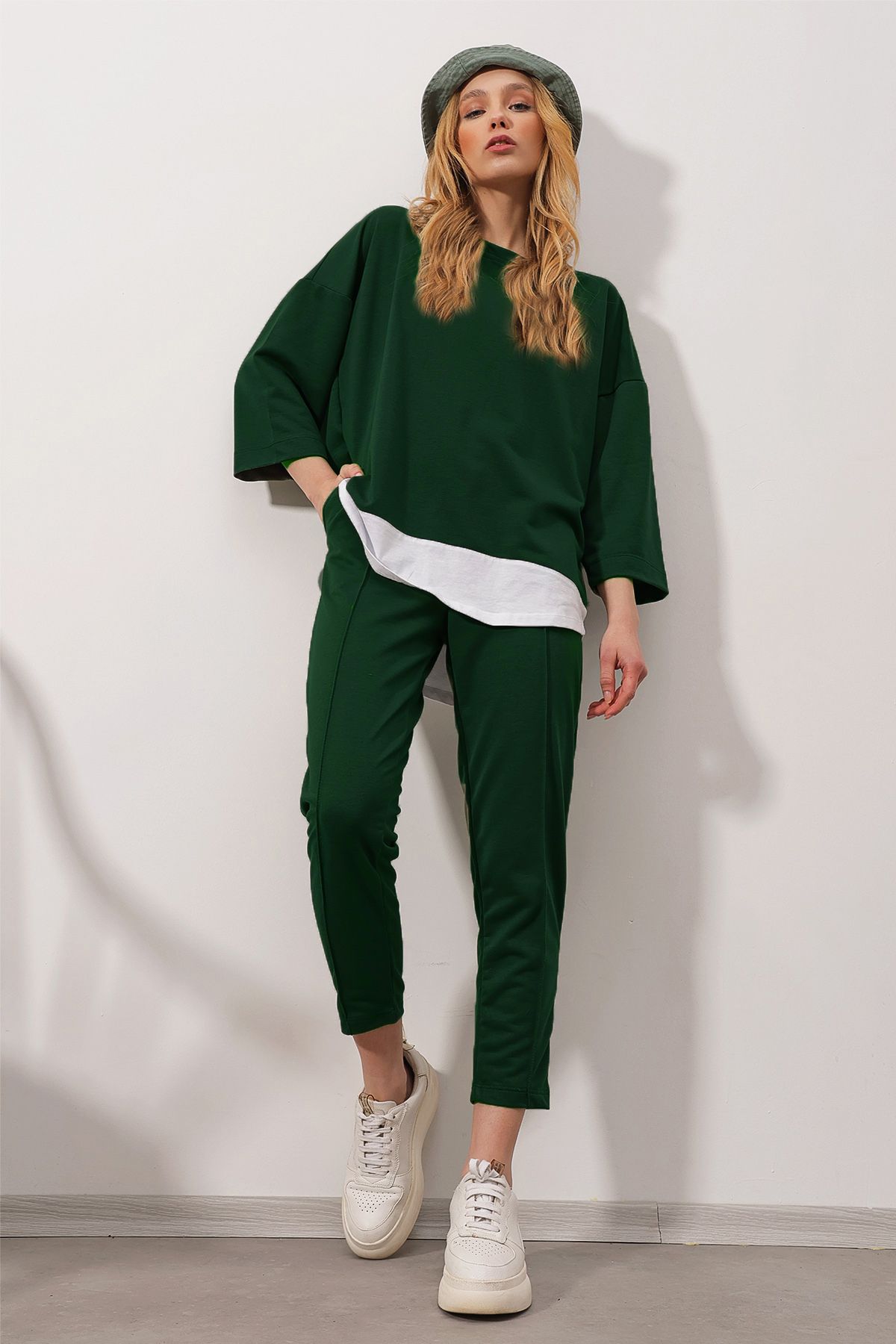 Trend Alaçatı Stili Kadın Zümrüt Yeşili Bisiklet Yaka Renk Garnili Bluz Ve Çift Cepli Nervür Dikişl Takım ALC-X8175