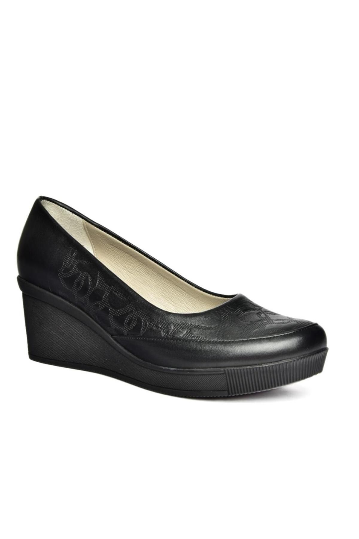 Fox Shoes R908353803 Siyah Hakiki Deri Dolgu Topuklu Kadın Ayakkabı