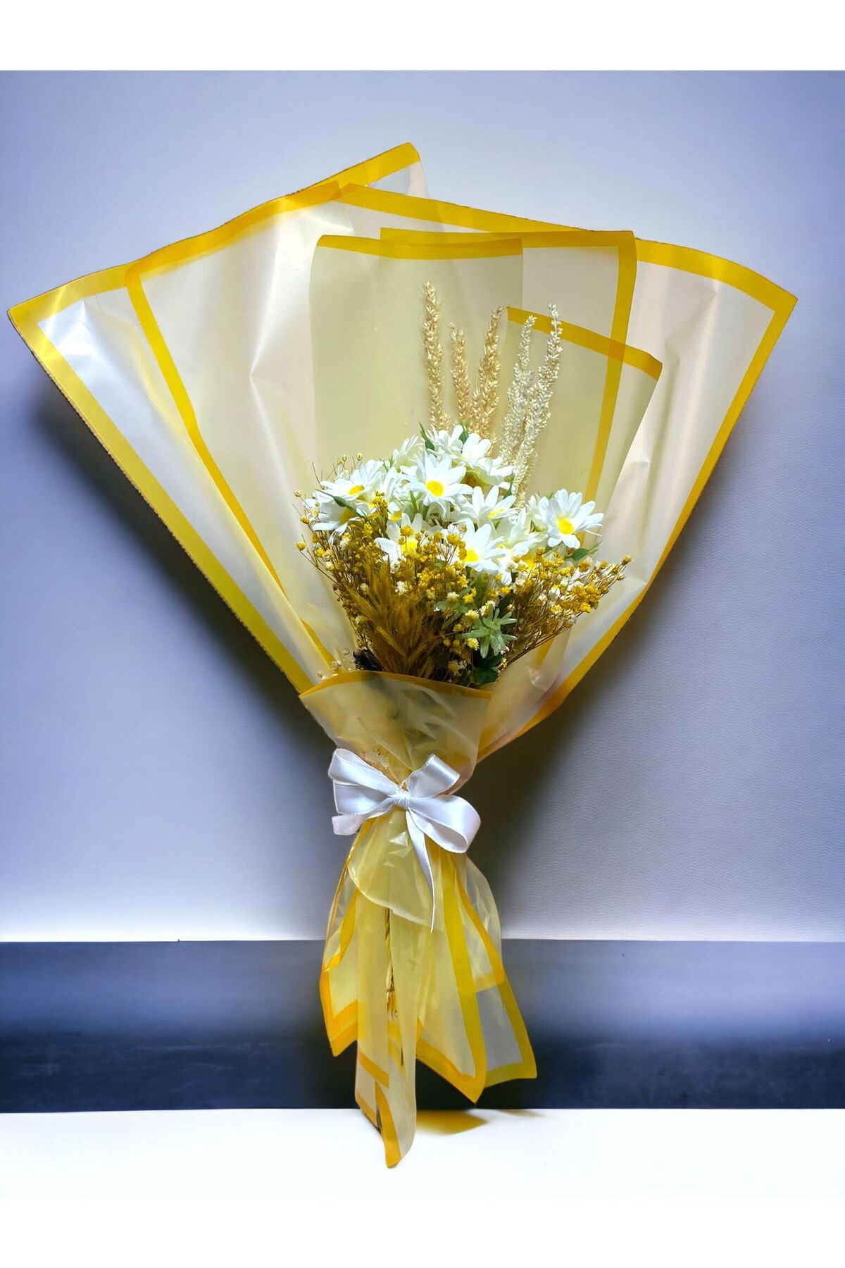 Yapay Buket Yapay Beyaz Papatya ve Sarı Tonlu Kuru Çiçek Buketi: Zarifliğin Simgesi