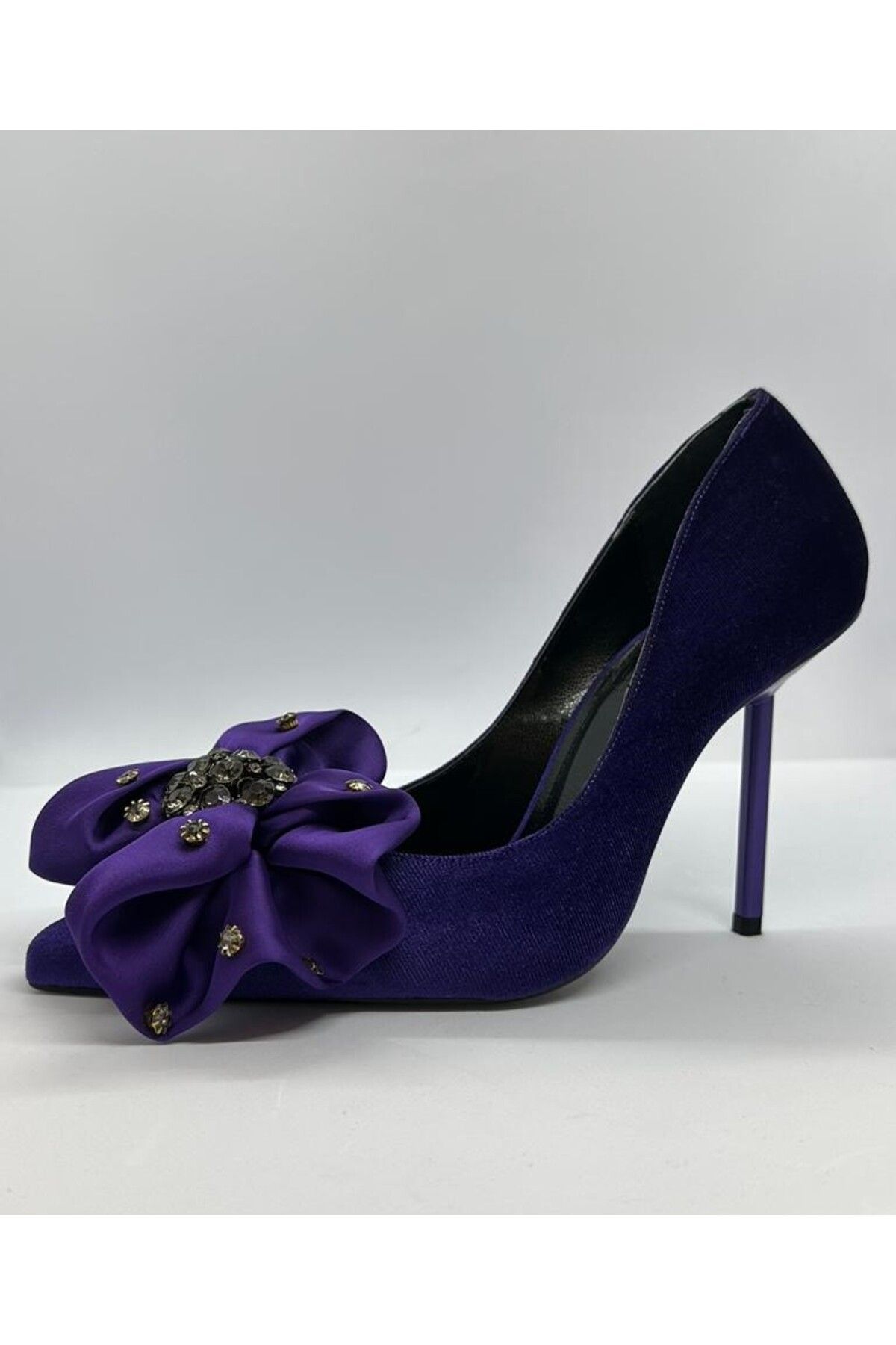 Purple Kadın Saten Fiyonk Üzeri Taşlı Süet Topuklu Ayakkabı Mor