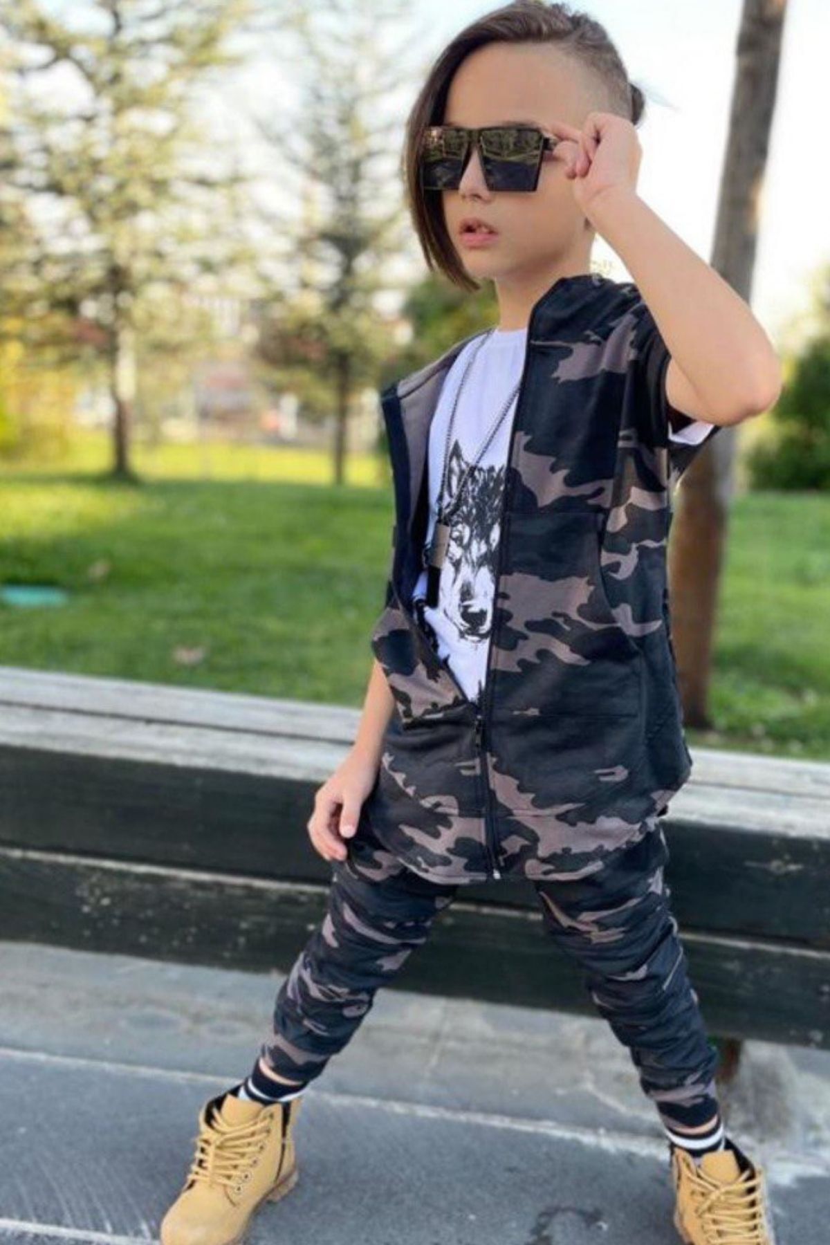 Riccotarz Erkek Çocuk Kurt Baskılı Tişört ve Kamuflaj Desenli Yelekli Siyah Eşofman Takım