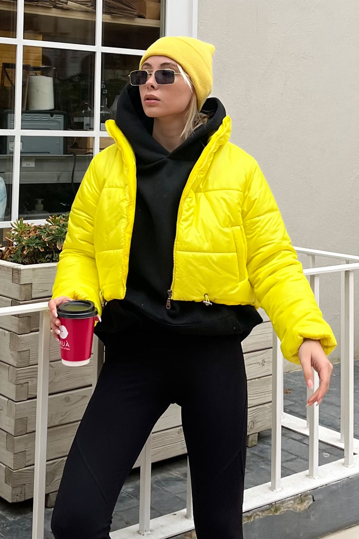 Trend Alaçatı Stili Kadın Açık Sarı Dik Yaka Çift Cepli Beli Lastikli Şişme Puffer Mont ALC-X7684