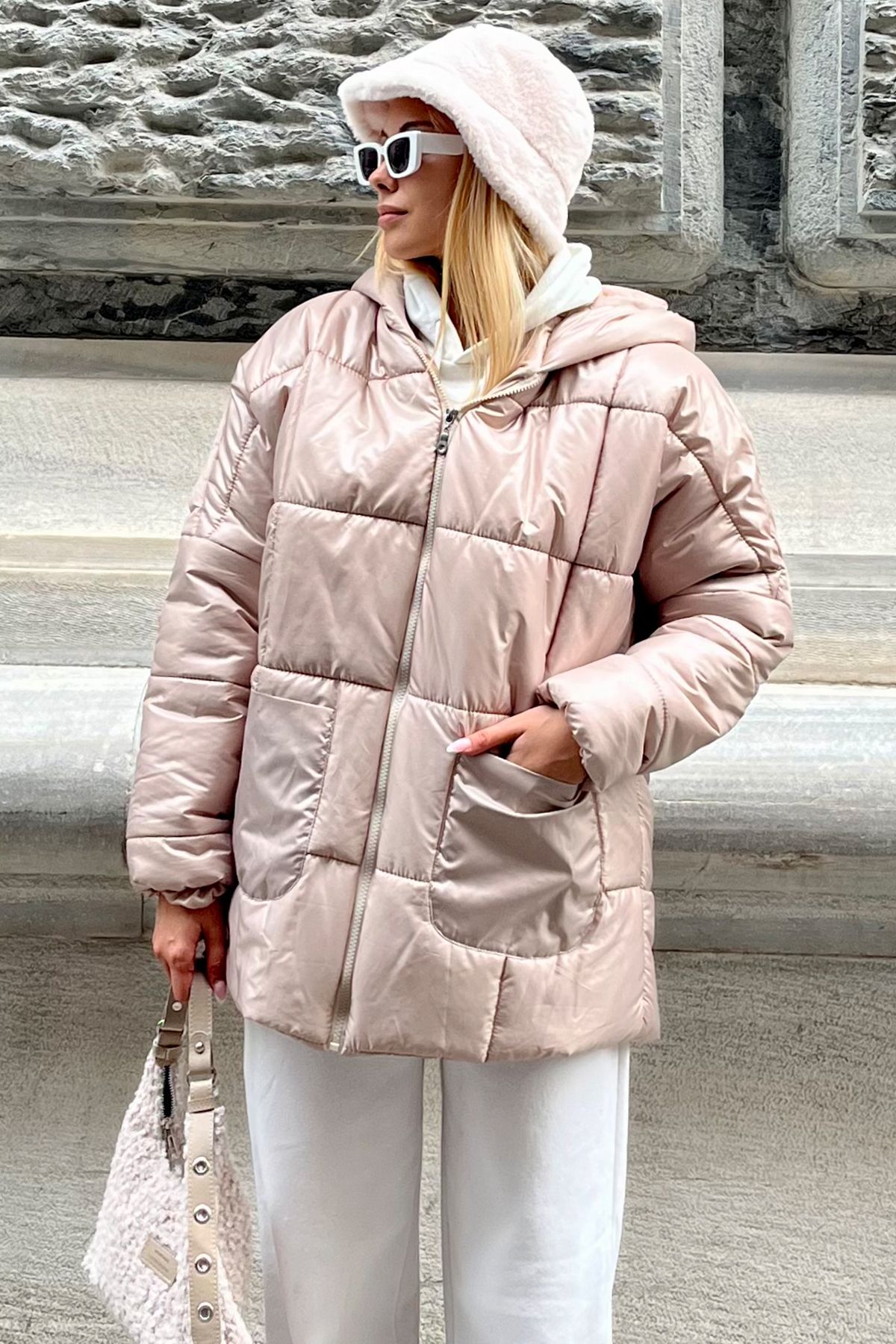 Trend Alaçatı Stili Kadın Taş Kapüşonlu Dış Cepli Puffer Fashion Oversize Şişme Mont ALC-X7365