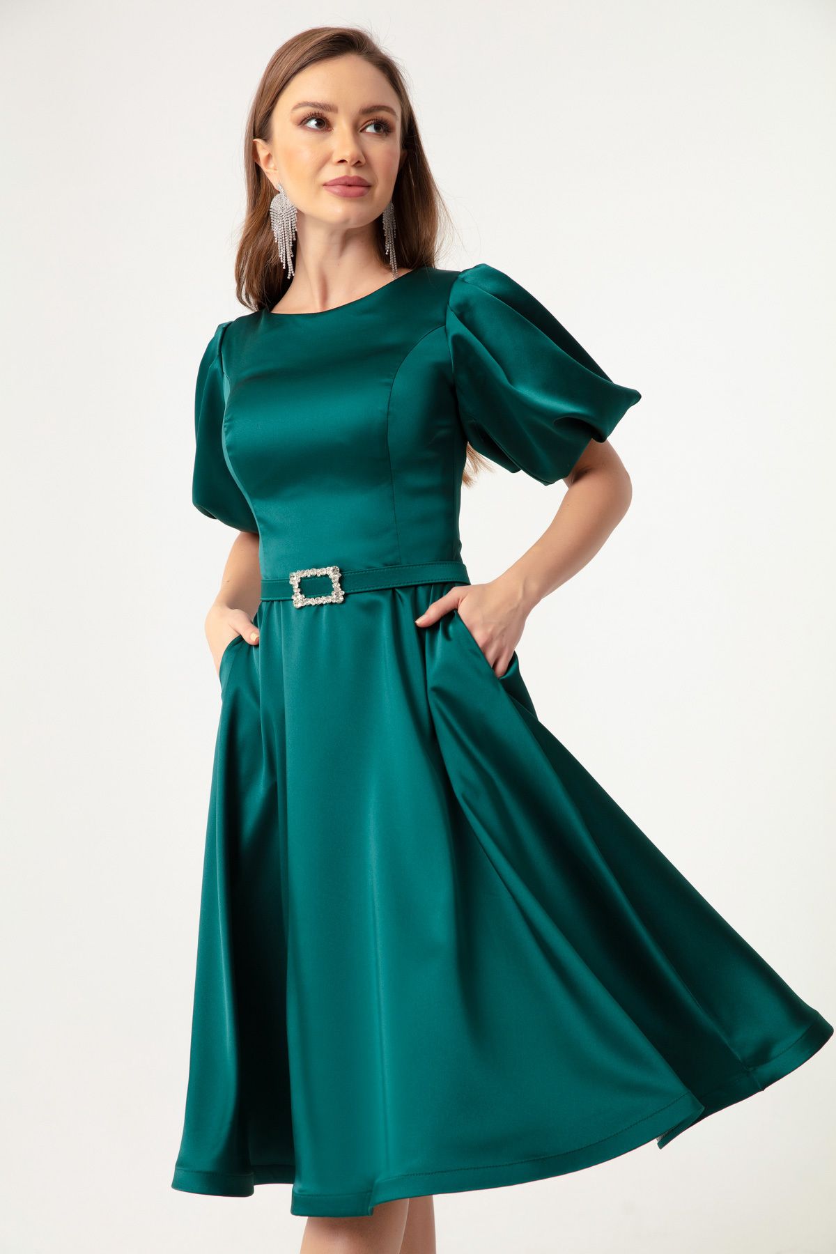 Lafaba Kadın Zümrüt Yeşili Balon Kollu Taşlı Kemerli Mini Saten Abiye Elbise