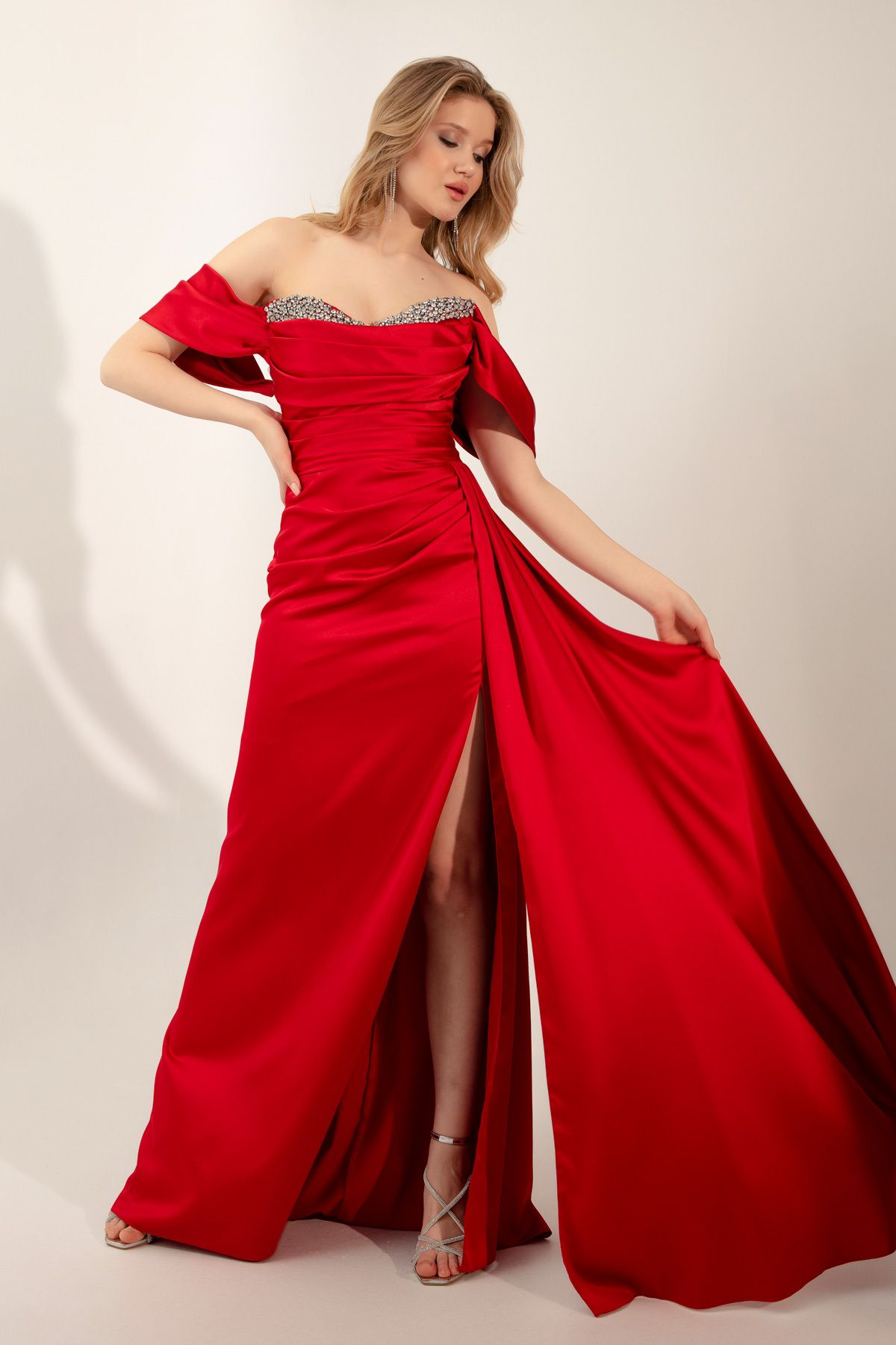 Lafaba Kadın Kırmızı Kayık Yaka Yırtmaçlı Uzun Saten Abiye Elbise