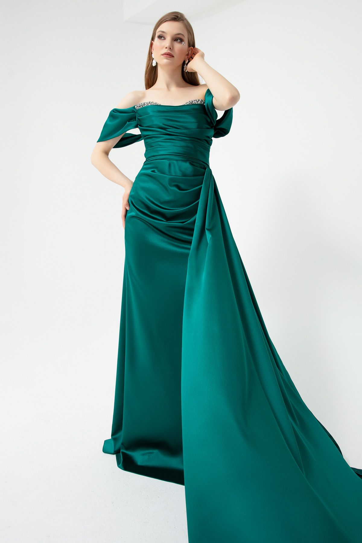 OFZE Kadın Zümrüt Yeşili Kayık Yaka Yırtmaçlı Uzun Saten Abiye Elbise