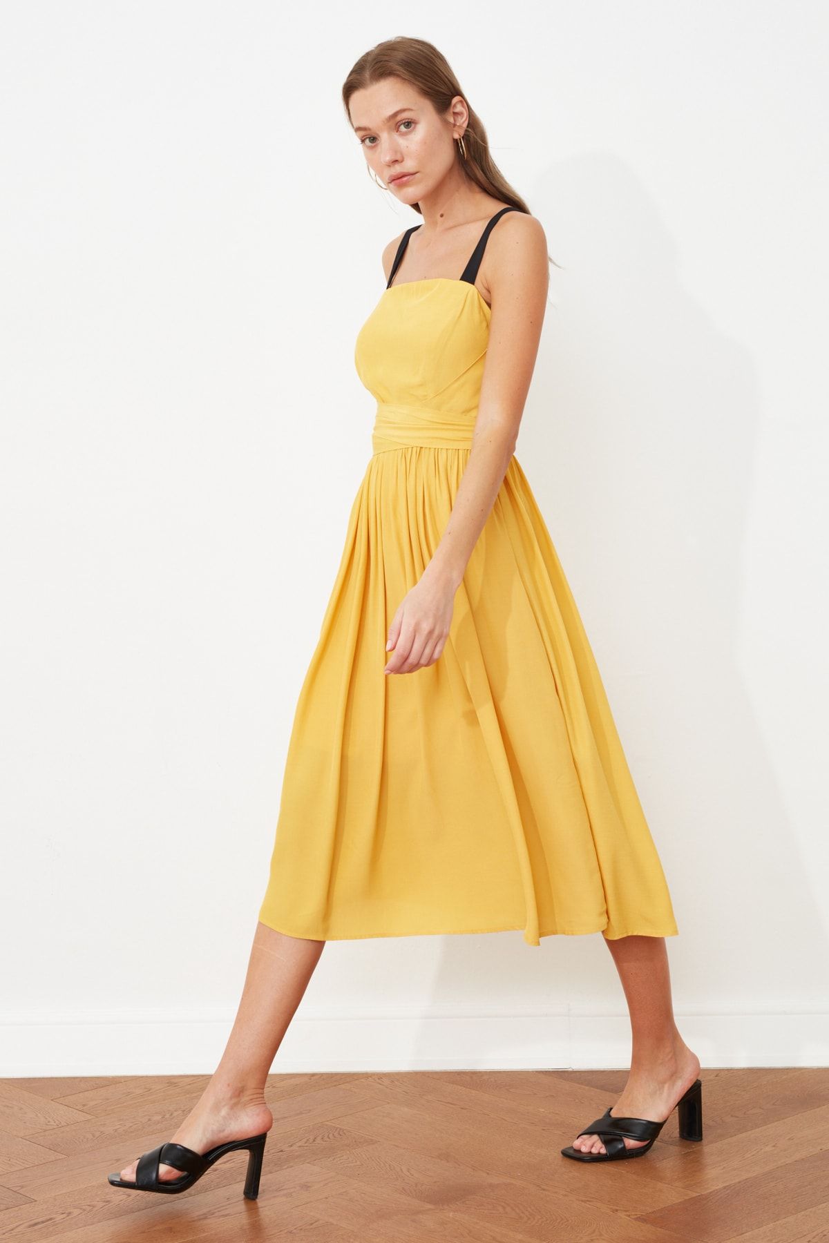 TRENDYOLMİLLA Sarı Kuşaklı Askılı Elbise TWOSS21EL2079