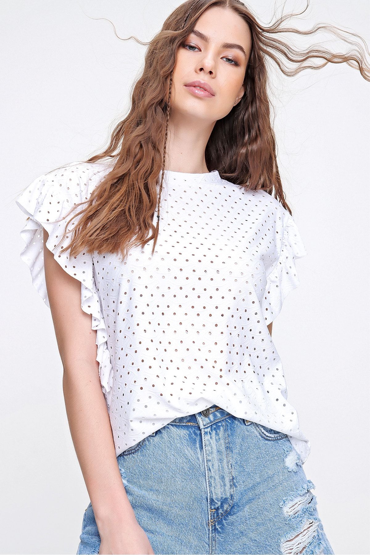 Trend Alaçatı Stili Kadın Beyaz Kolları Fırfırlı Fisto Örme Bluz ALC-X6211