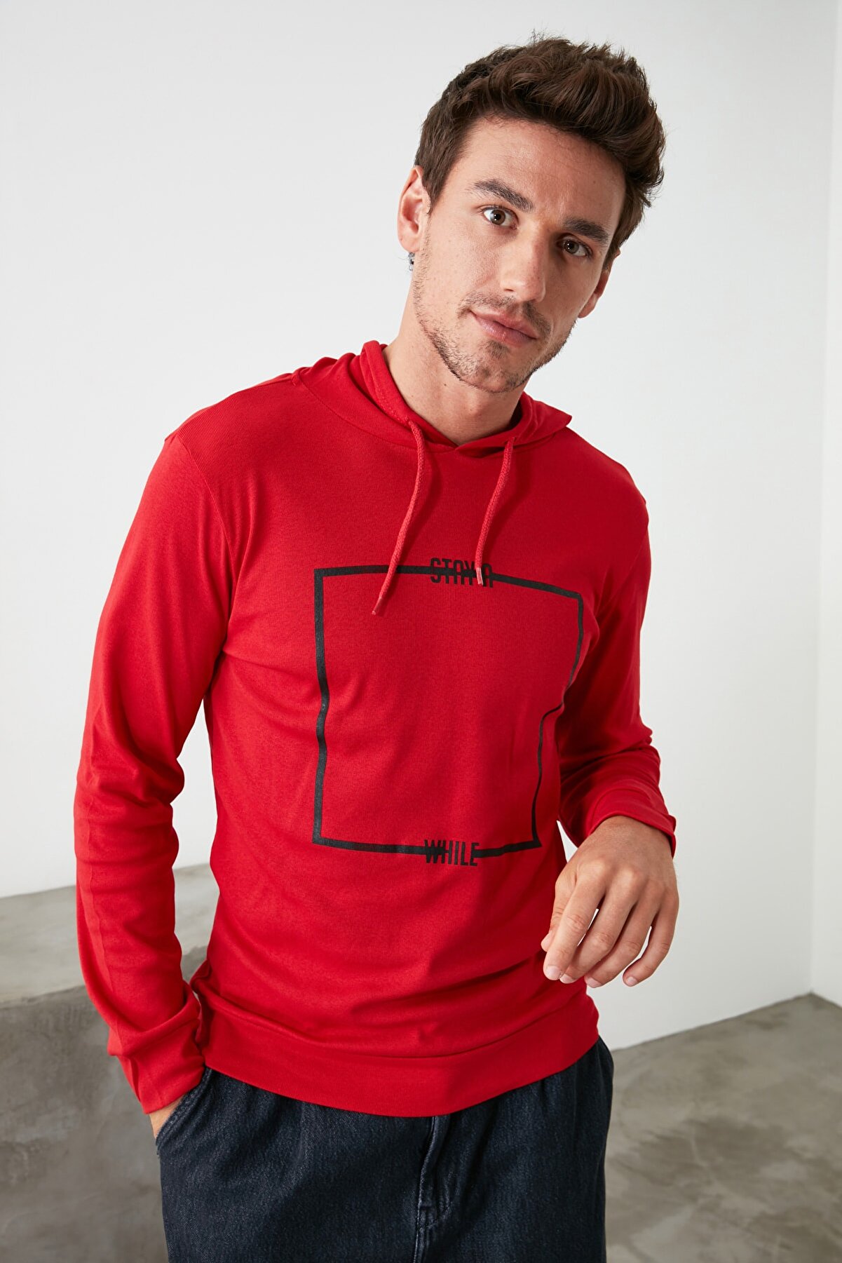 TRENDYOL MAN Kırmızı Erkek Baskılı Kapüşonlu Regular T-Shirt TMNAW21TS0216