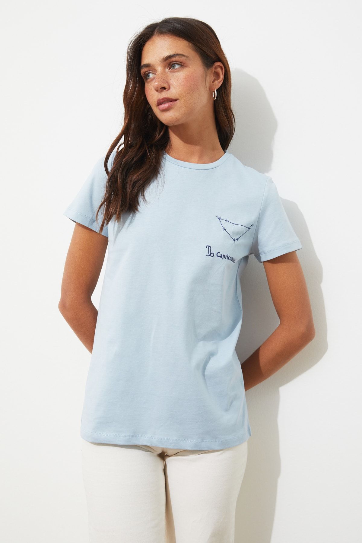 TRENDYOLMİLLA Mavi Oğlak Burç Nakışlı Basic Örme T-Shirt TWOSS20TS0293