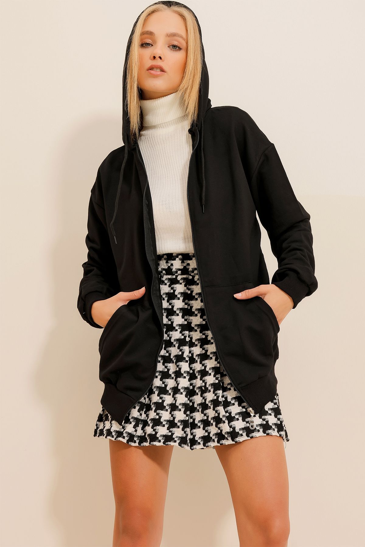 Trend Alaçatı Stili Kadın Siyah Kapüşonlu Çift Cepli Fermuarlı Mevsimlik Sweatshirt ALC-667-001