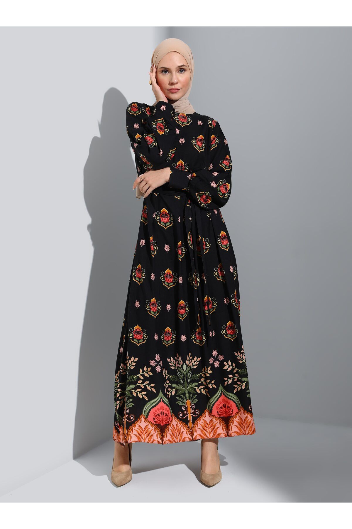 Refka Doğal Kumaşlı Desenli Tesettür Elbise - Siyah Mercan Çiçek Desenli -