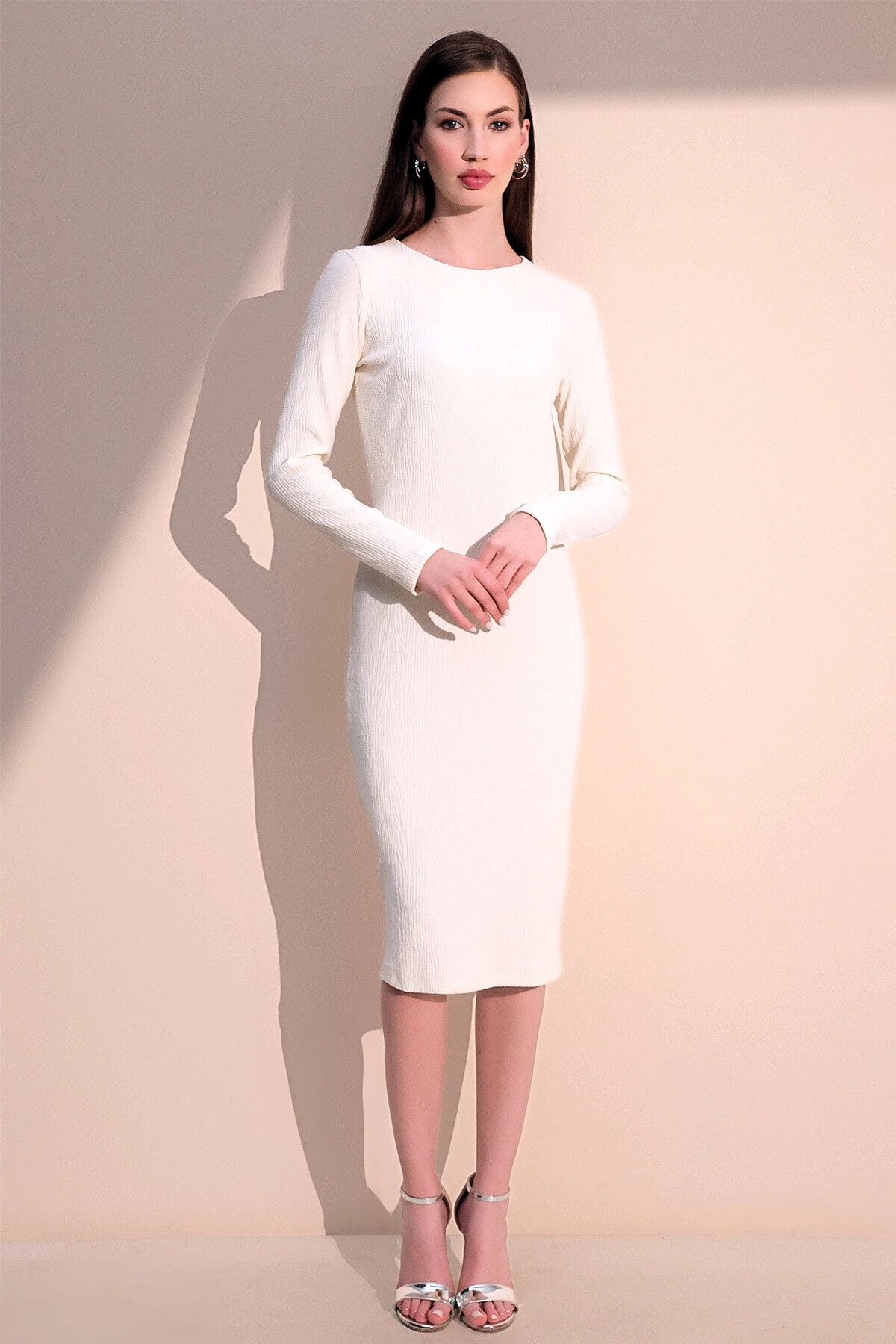 New Laviva Kadın Ekru & Beyaz Uzun Kol Kaliteli Kendinden Dokulu Kumaş Arkası Büzgülü Diz Altı Elbise