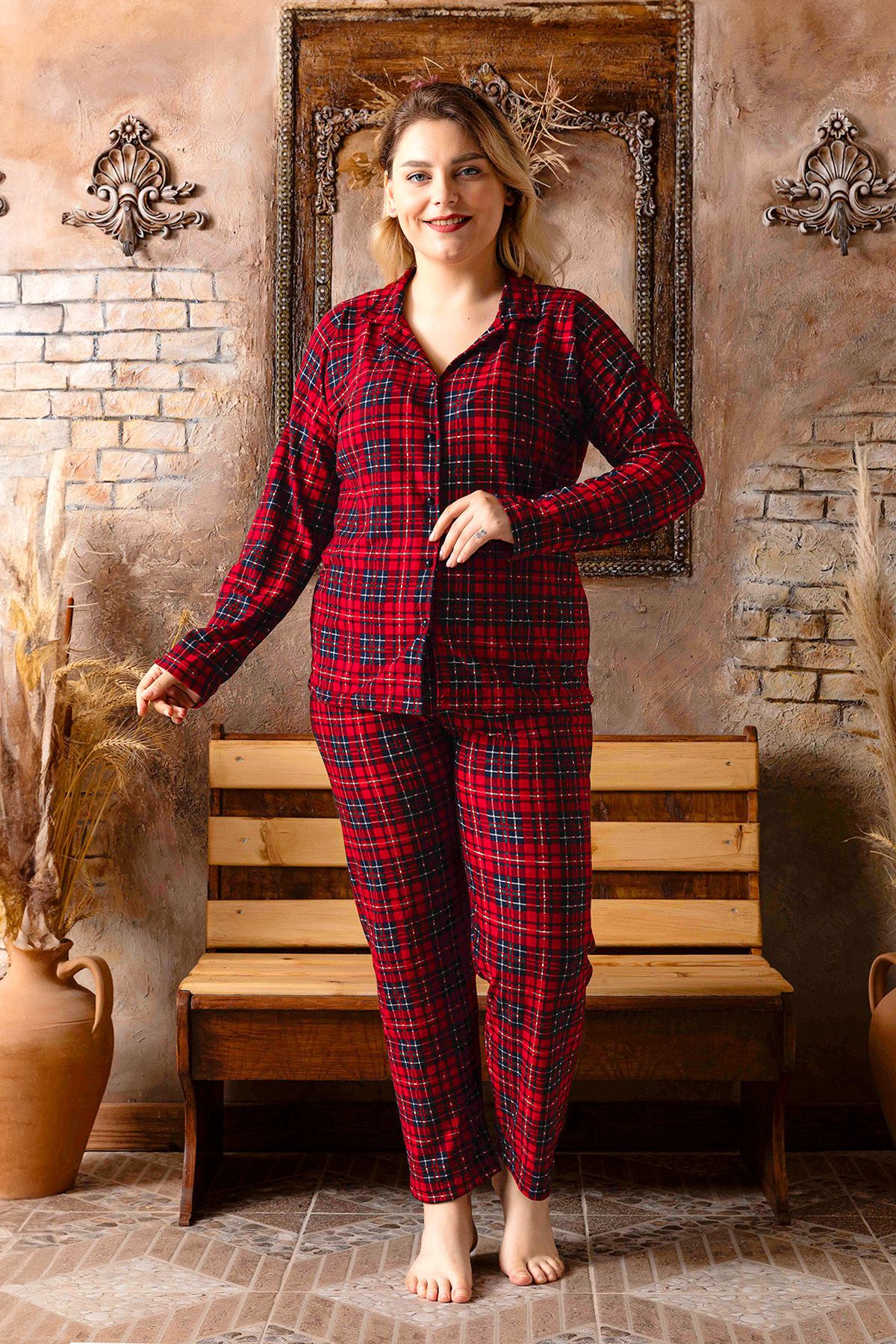 Nisanca Büyük Beden Kışlık Düğmeli Ekose Desen Yılbaşı Temalı Kadın Süet Pijama Takımı