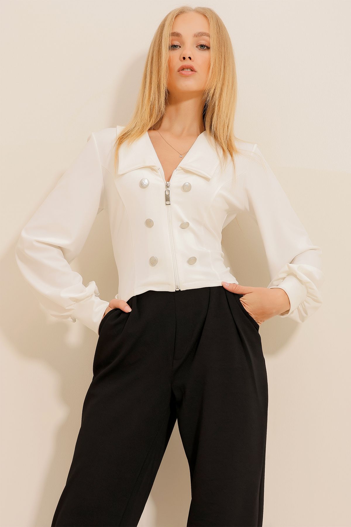Trend Alaçatı Stili Kadın Beyaz Bebe Yaka Fermuarlı Ve Düğme Detaylı Dalgıç Crop Ceket ALC-X11128