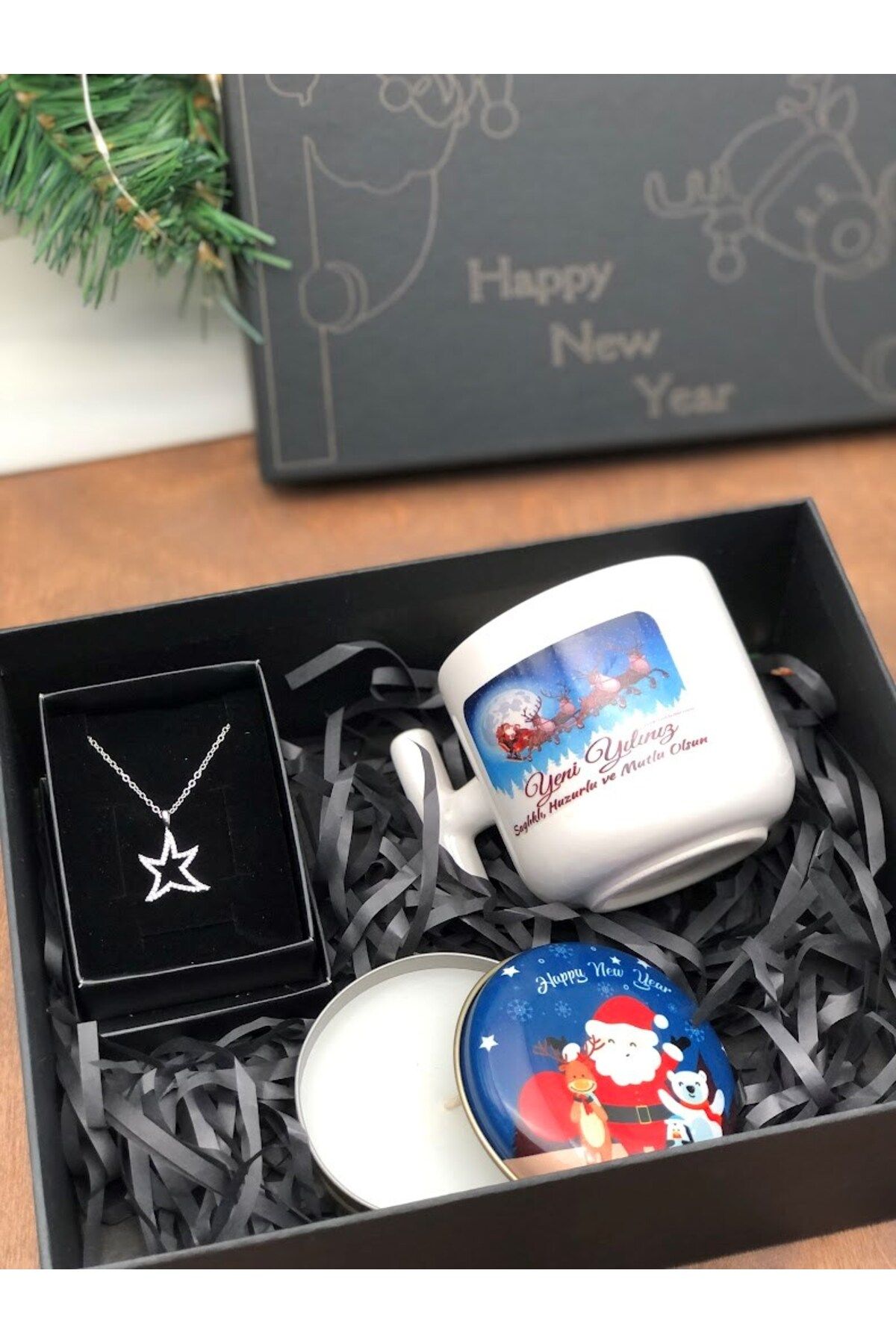 Masalsı Concept yılbaşı baskılı özel kutu içerisinde metal kutuda mum, zirkon kolye ve yeni yıl baskılı kupa