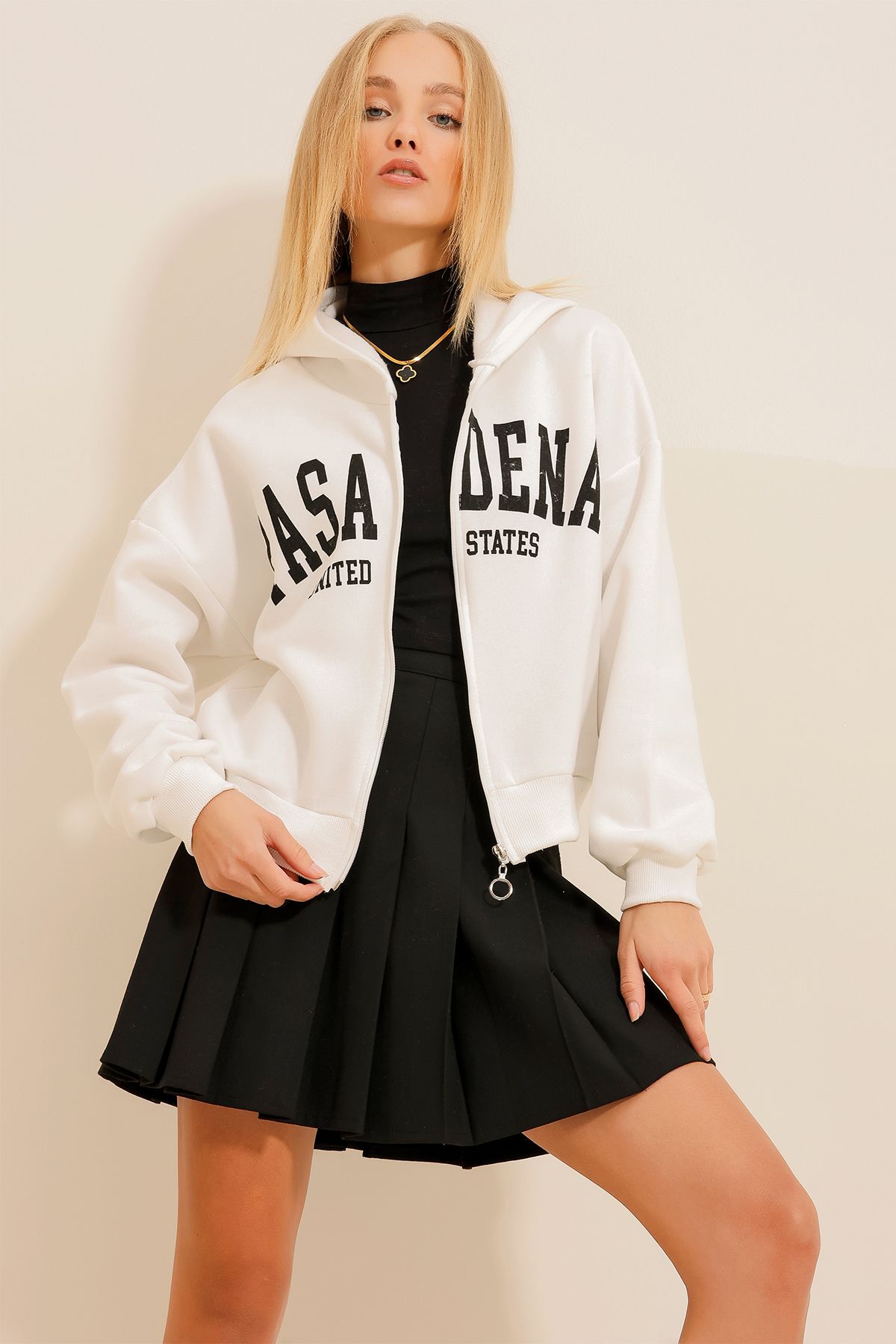 Trend Alaçatı Stili Kadın Beyaz Kapüşonlu Baskılı İçi Şardonlu Fermuarlı Sweatshirt ALC-X11104