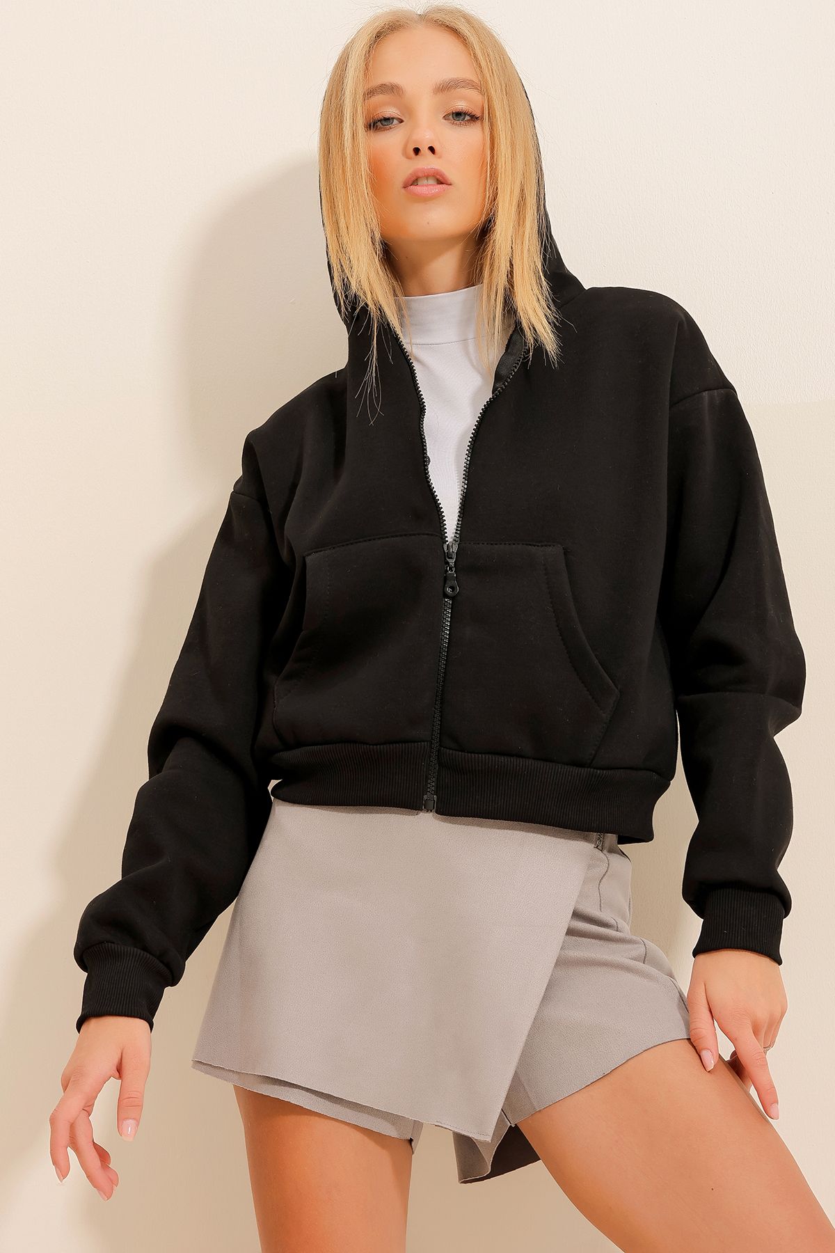 Trend Alaçatı Stili Kadın Siyah Kapüşonlu Kanguru Cepli 3 İplik İçi Şardonlu Crop Sweatshirt ALC-X11032
