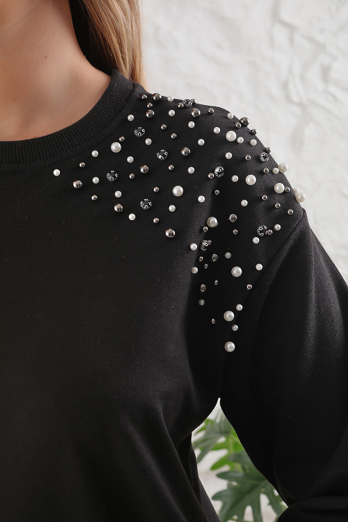 Avones Kadın Rahat Kalıp Omuzları Inci Düğme Detaylı Sweatshirt Siyah