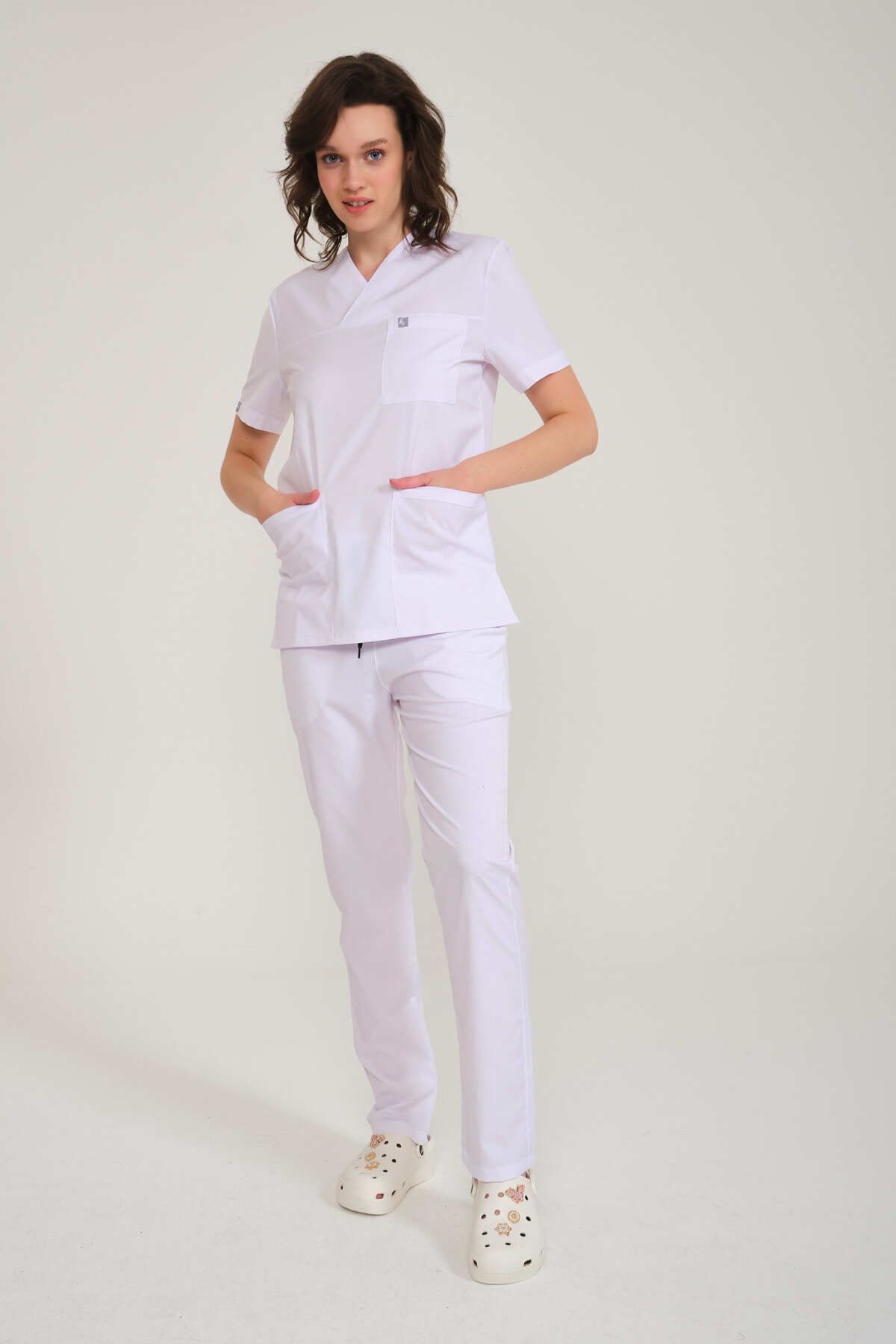 Pratik Medikal Likralı Scrubs Beyaz Zarf Yaka Doktor Hemşire Forması Takım Unisex
