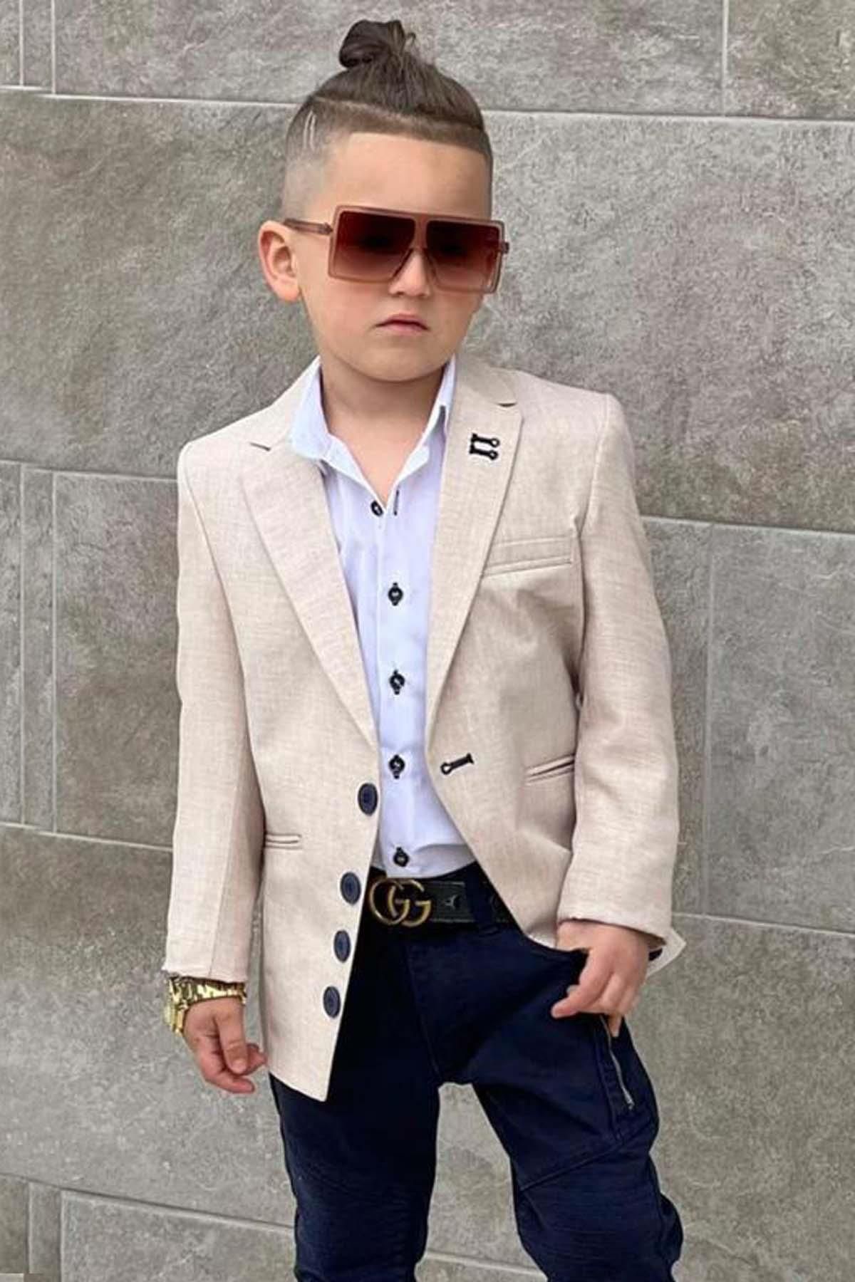 Riccotarz Erkek Çocuk Beyaz Gömlek ve Lacivert Düğme Detaylı Asimetrik Kesim Krem Ceket