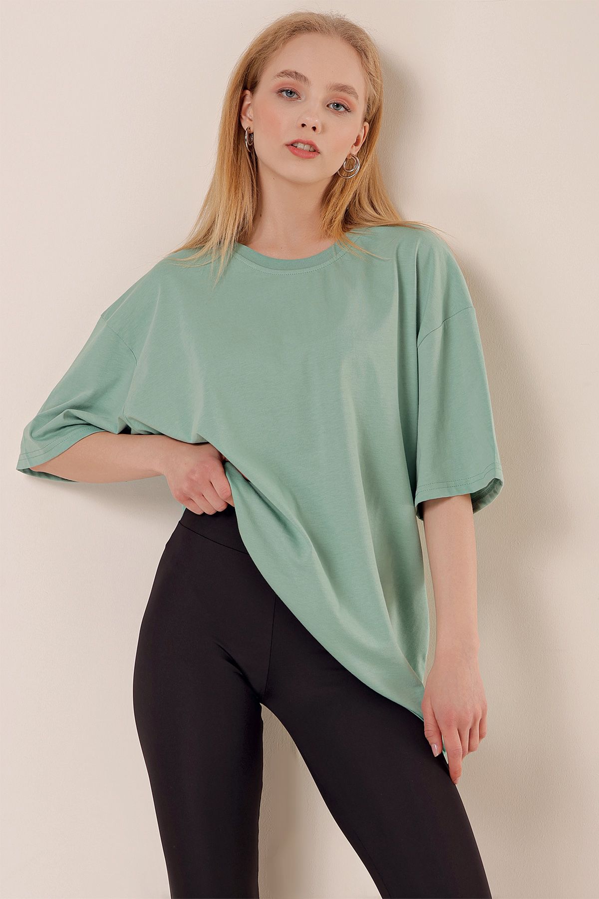 Z GİYİM Kadın Açık Yeşil Yuvarlak Yaka Pamuklu Basic Oversize Tişört