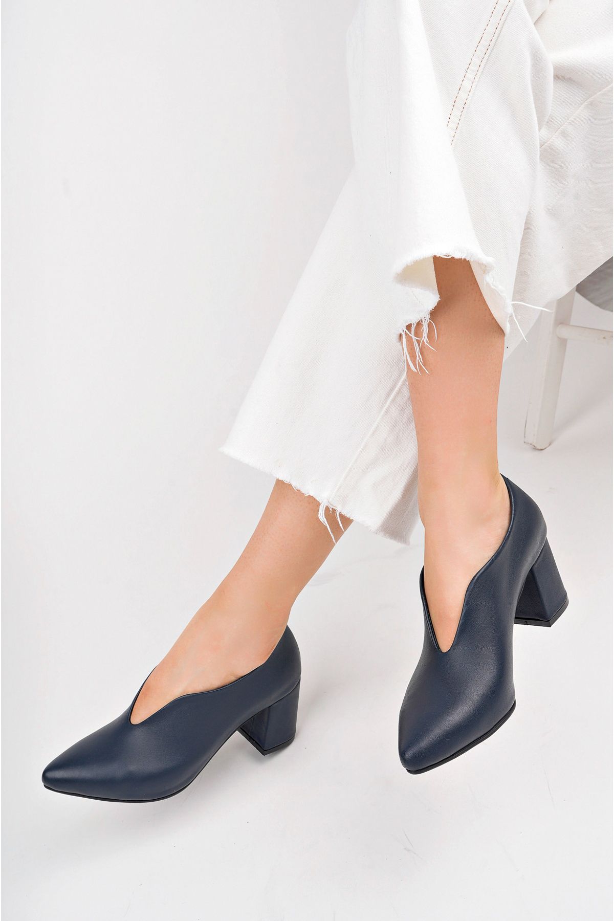 Deripabuc Hakiki Deri Lacivert Kadın Topuklu Deri Ayakkabı Shn-0227