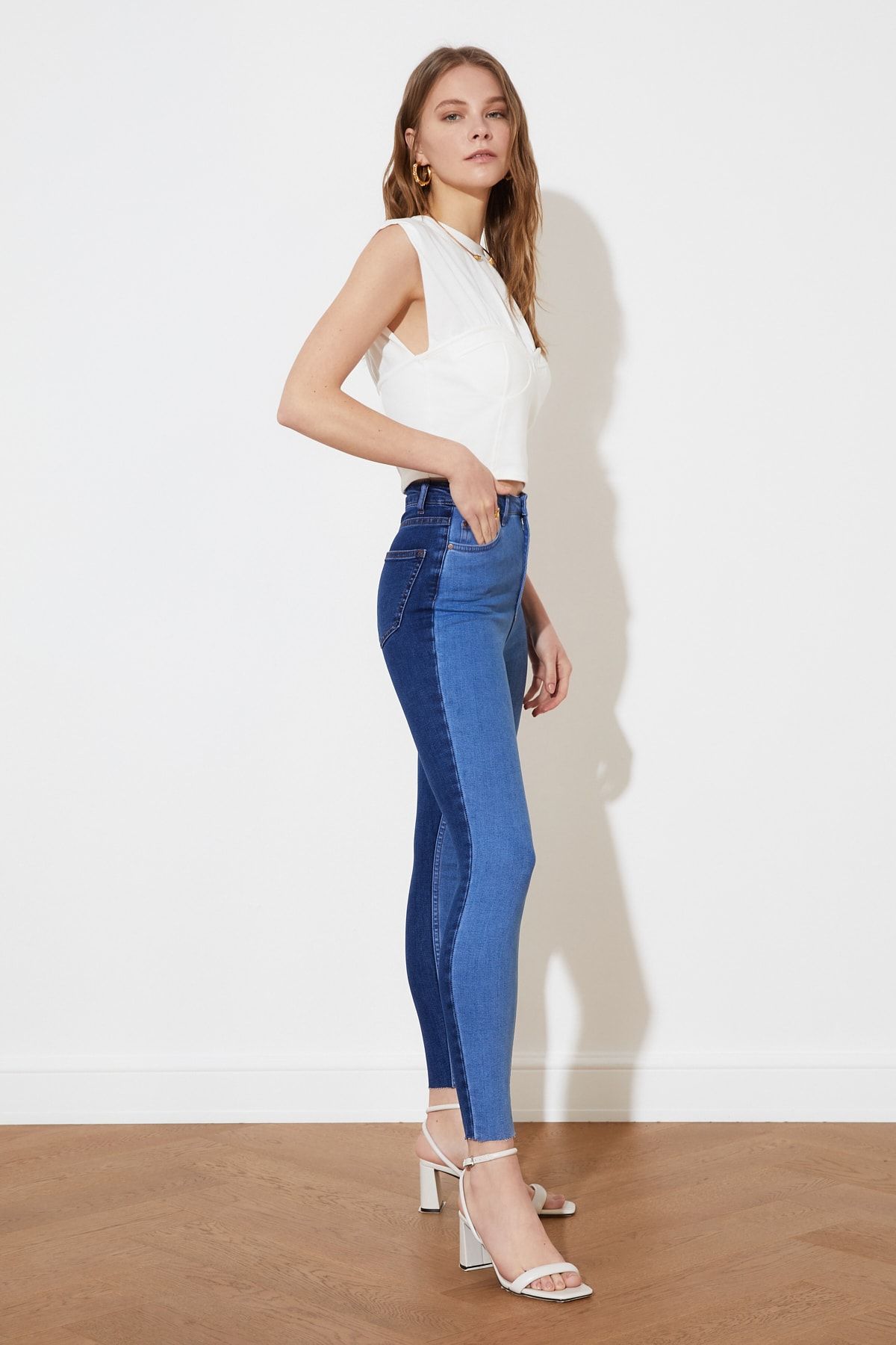 TRENDYOLMİLLA Lacivert Mavi Renk Bloklu Yüksek Bel Skinny Jeans TWOSS21JE0536