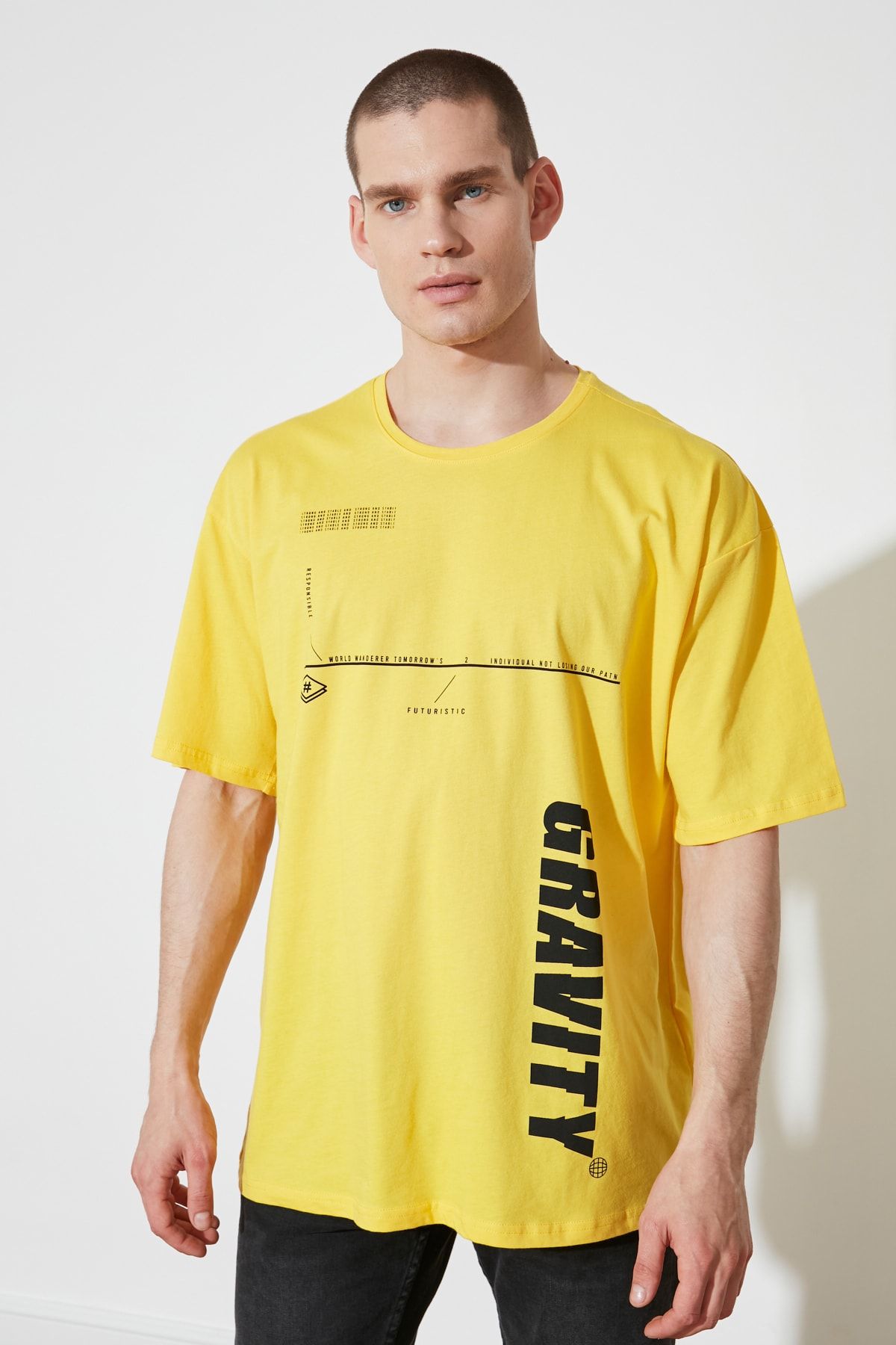 TRENDYOL MAN Sarı Erkek Oversize Bisiklet Yaka Kısa Kollu Baskılı T-Shirt TMNSS21TS2292