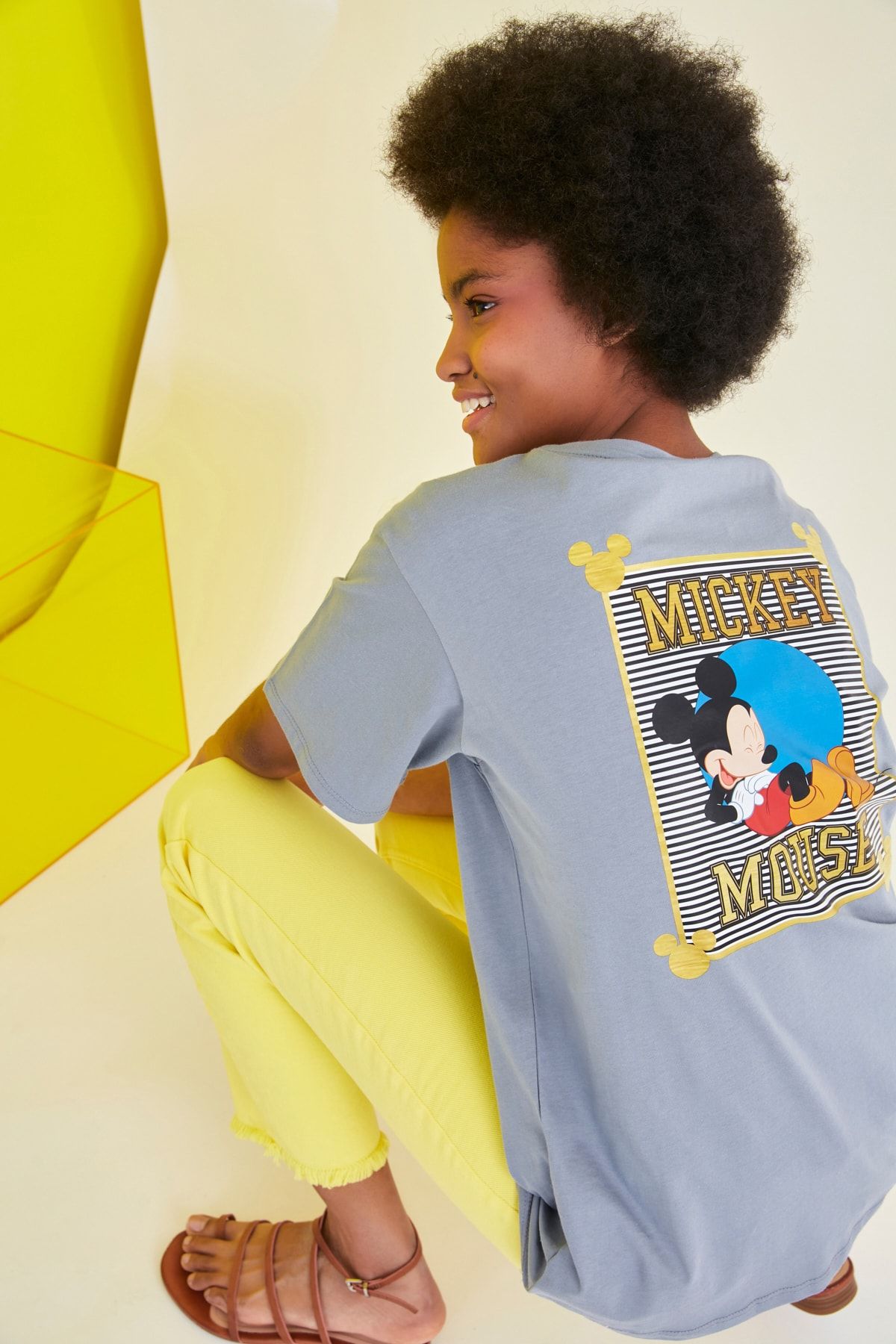 TRENDYOLMİLLA Gri Lisanslı Mickey Mouse Baskılı Boyfriend Örme T-Shirt TWOSS21TS1069