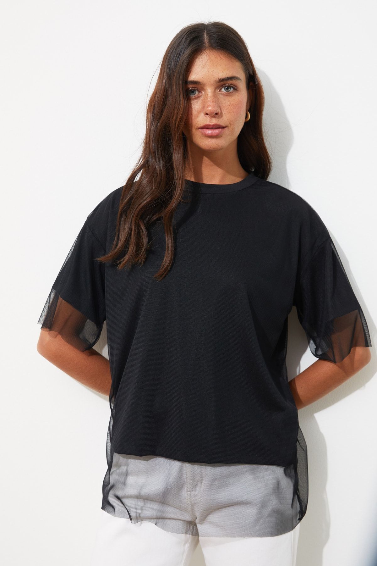 TRENDYOLMİLLA Siyah Tül Detaylı Basic Örme T-Shirt TWOSS20TS0046