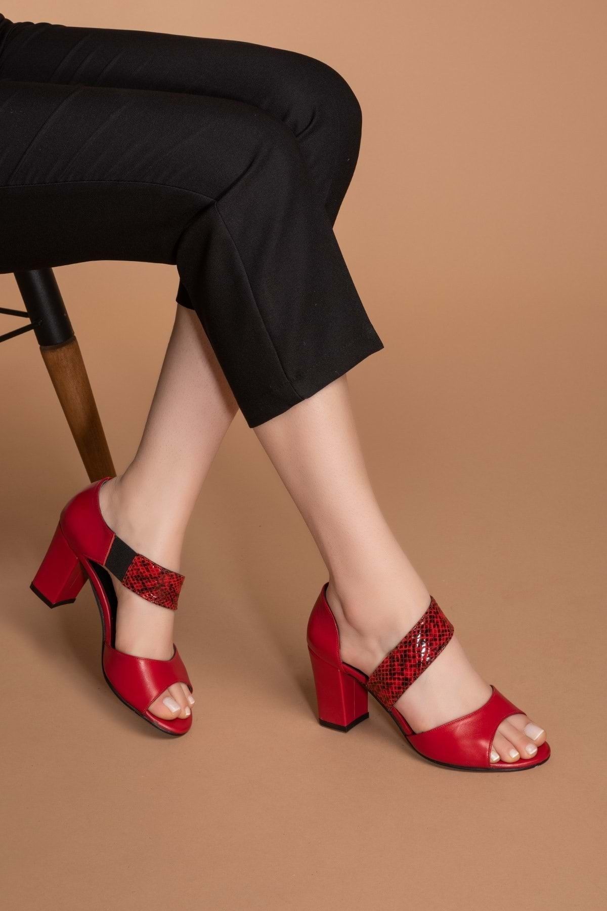 Gondol Kadın Kırmızı Hakiki Deri Yılan Desen Detaylı Topuklu Ayakkabı Şhn.220